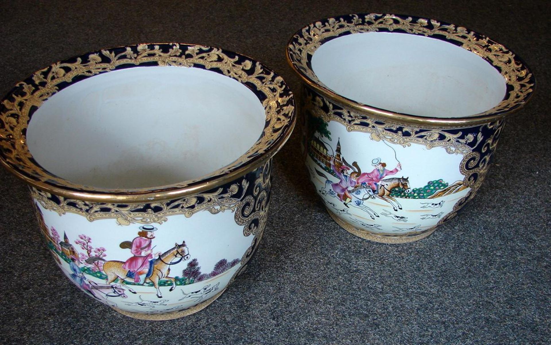Paar dekorative Übertöpfe, Keramik, Reit-/ Jagdmotive, H.ca. 24, Dm. 32 cm- - -22.00 % buyer's - Bild 2 aus 2