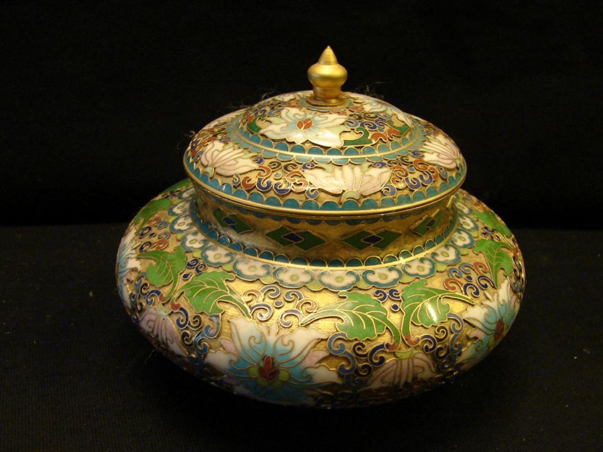 Deckeldose, bauchig, Cloisonné, Höhe ca. 13 cm- - -22.00 % buyer's premium on the hammer price19.