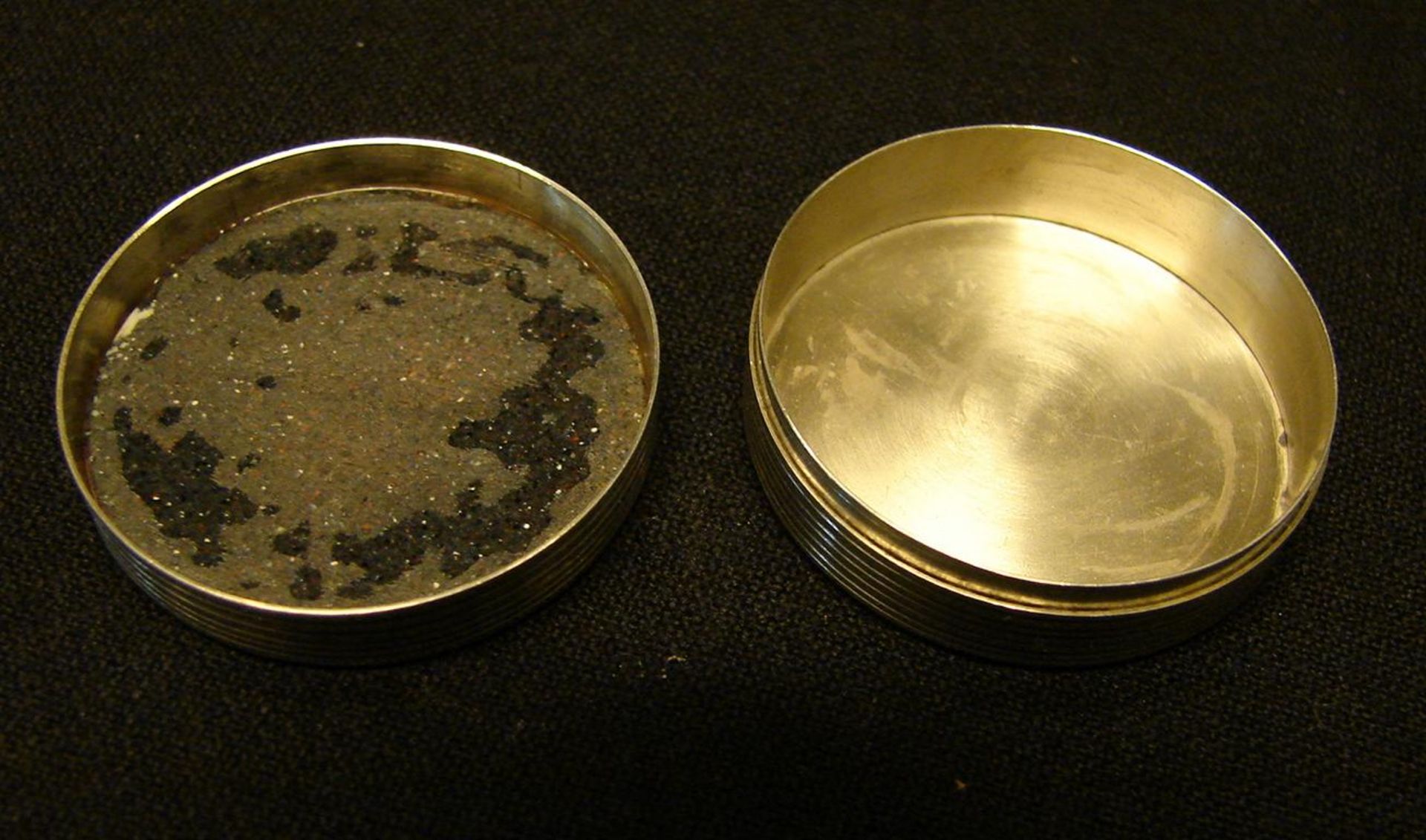 Dose, Silber mit Emaildekor, 50er Jahre, J.Bunge, Dm.ca. 3,7 cm- - -22.00 % buyer's premium on the - Image 2 of 3