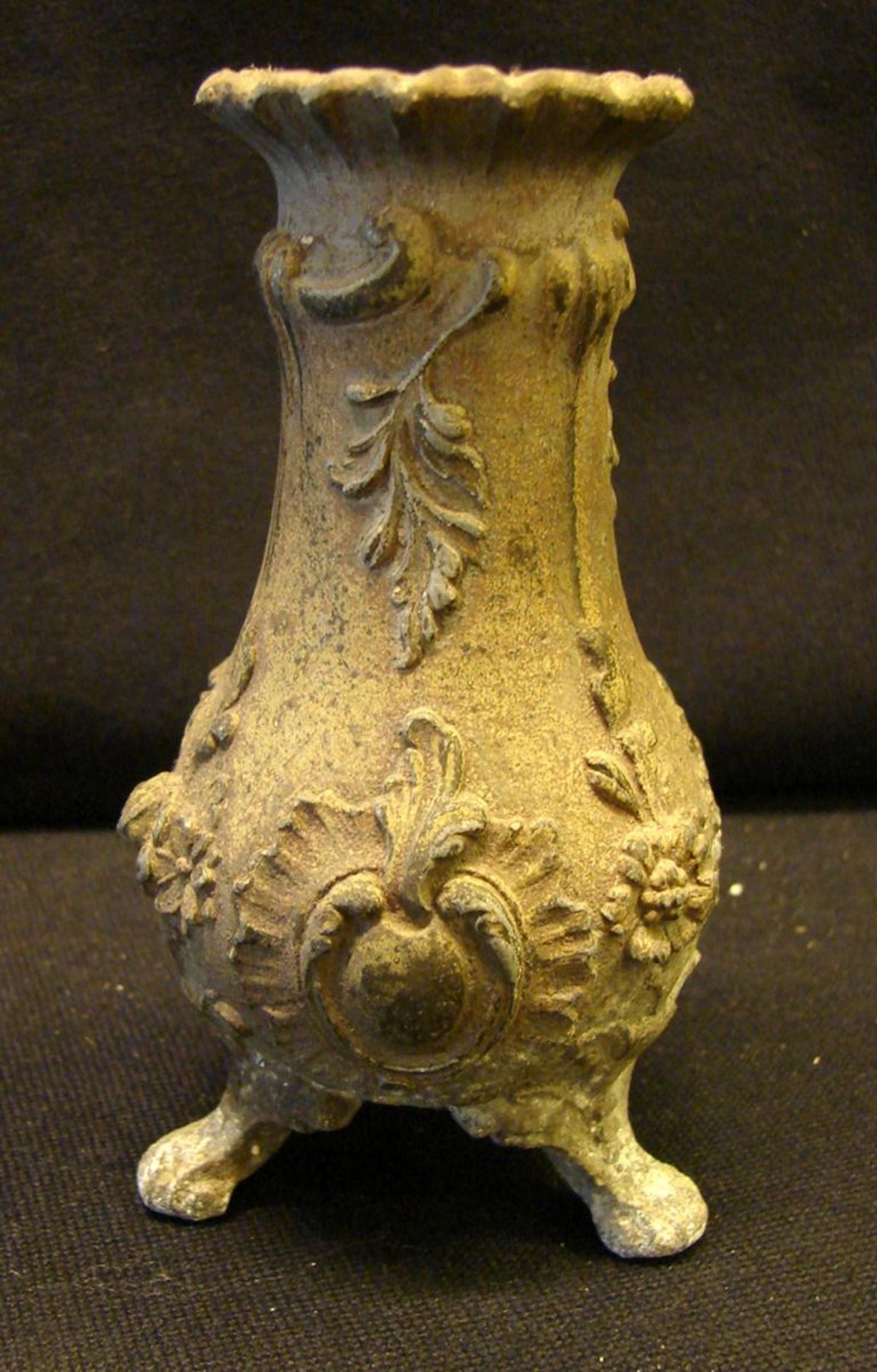 Vase, Metall?, mit Ornamenten, H.ca. 12 cm (leicht beschädigt)- - -22.00 % buyer's premium on the