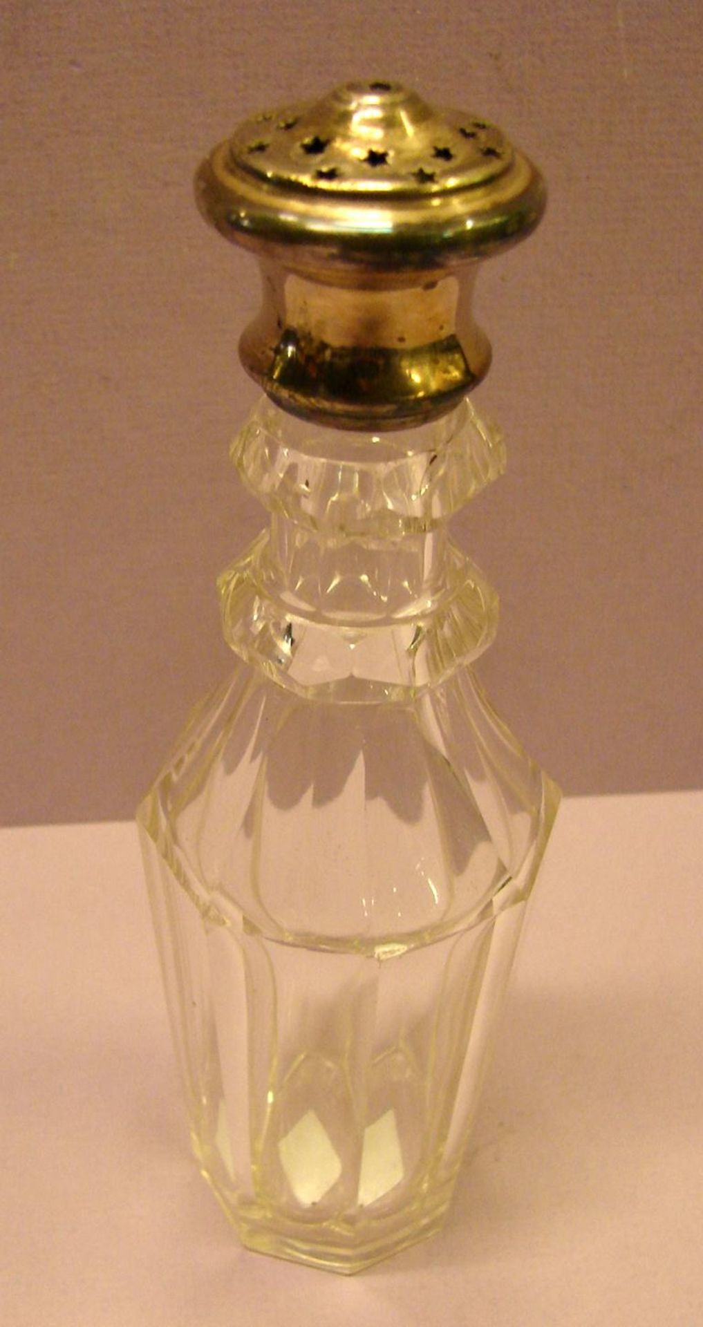 2 Teile: Zuckerstreuer, Glas/Silberdeckel, 835er Silber, H.ca. 14 cm; kl. Glas mit versilbertem ...