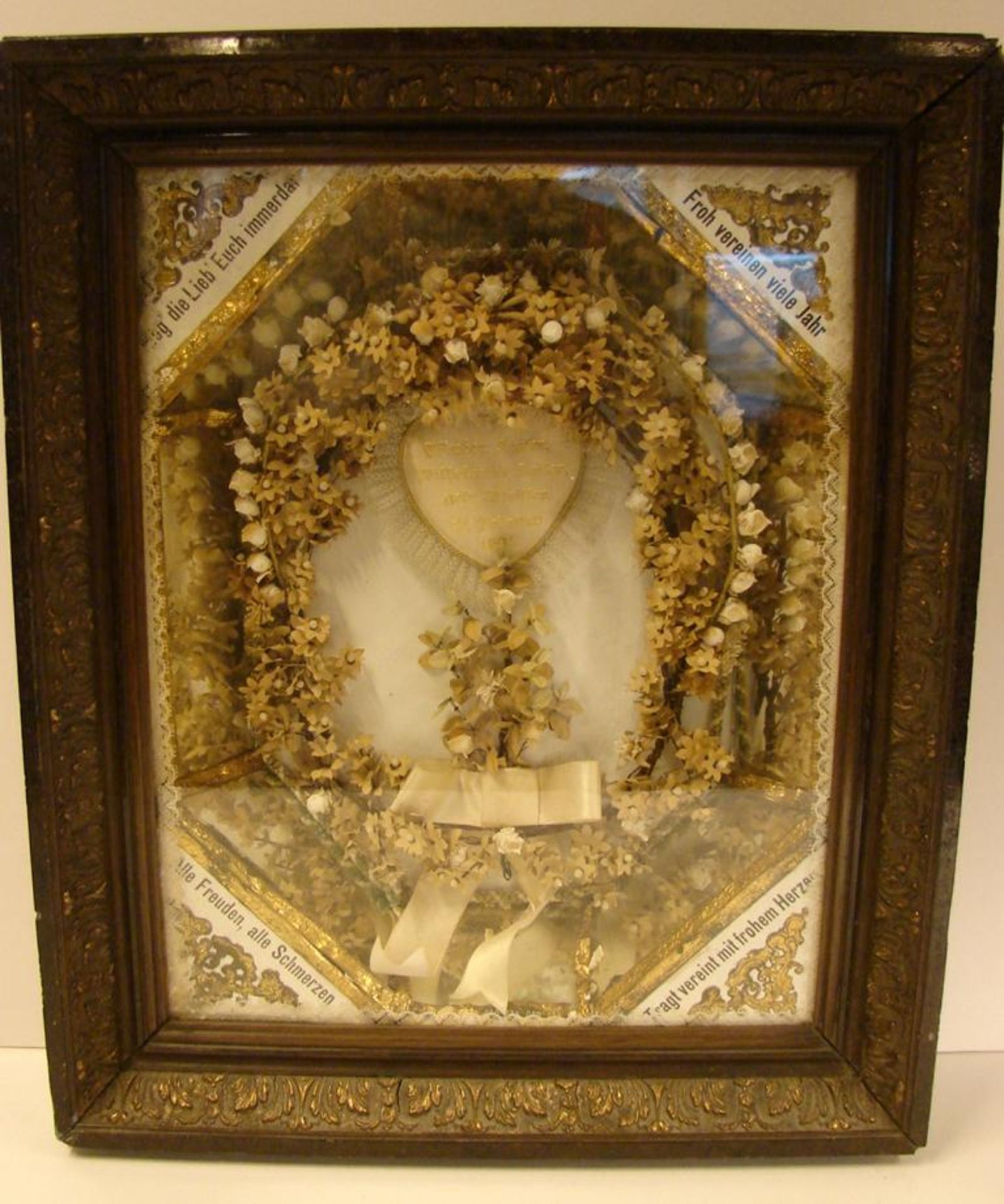 Klosterarbeit, Kranz mit weissen Blüten, Spruchbänder, ca. 46 x 39 cm- - -22.00 % buyer's premium on
