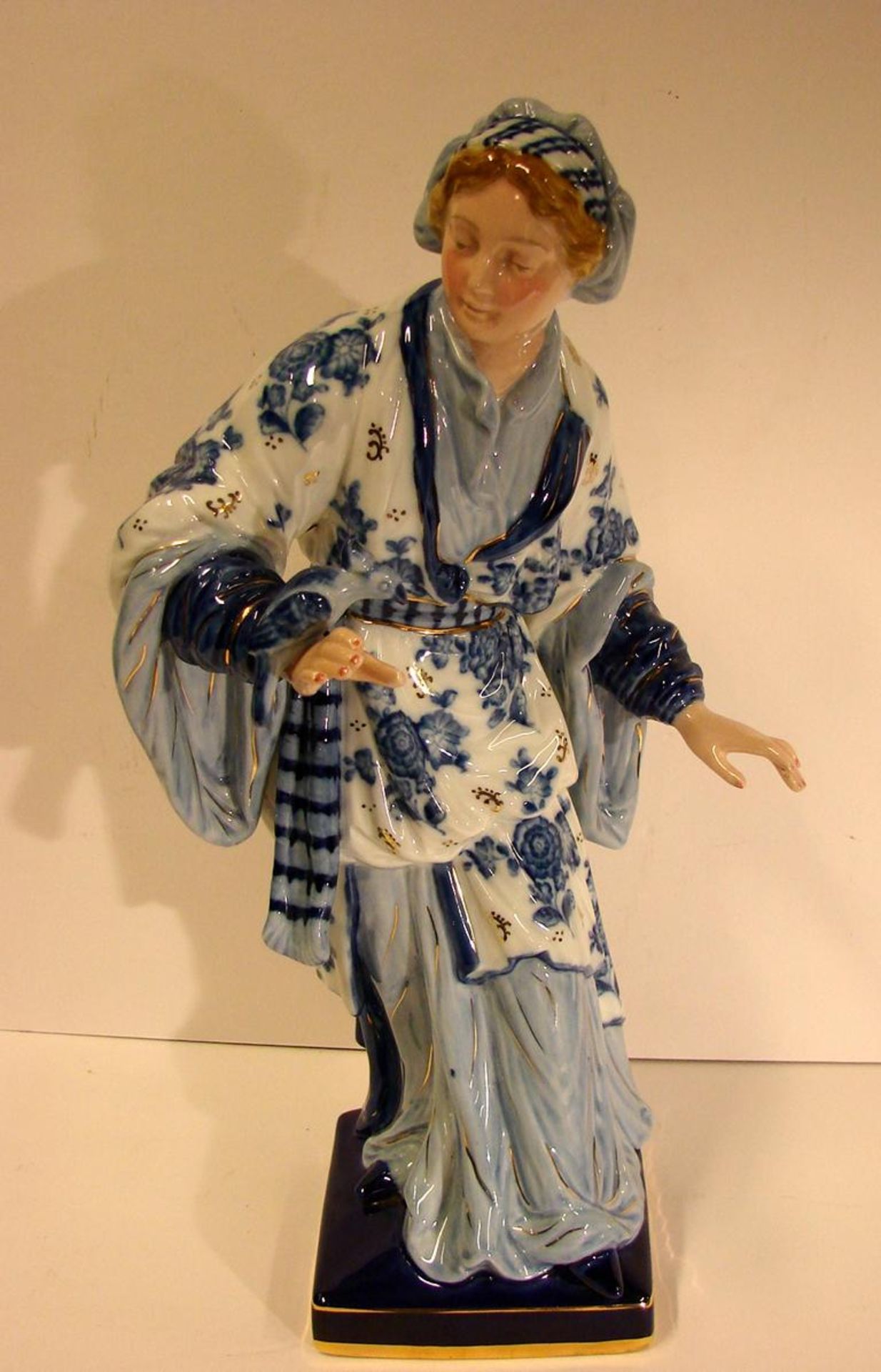 Figur, Keramik, Frau mit Vogel auf dem Arm, blau/weiss, H. ca. 40 cm- - -22.00 % buyer's premium