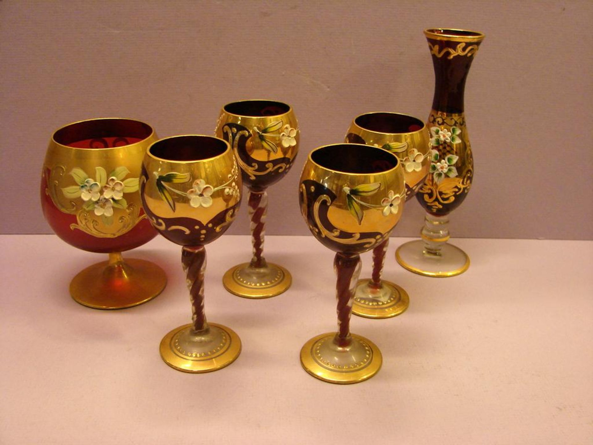 Konvolut von 6 farbigen Gläsern, Vase, etc., Gold/Blumen, ca. 12 - 17 cm- - -22.00 % buyer's premium