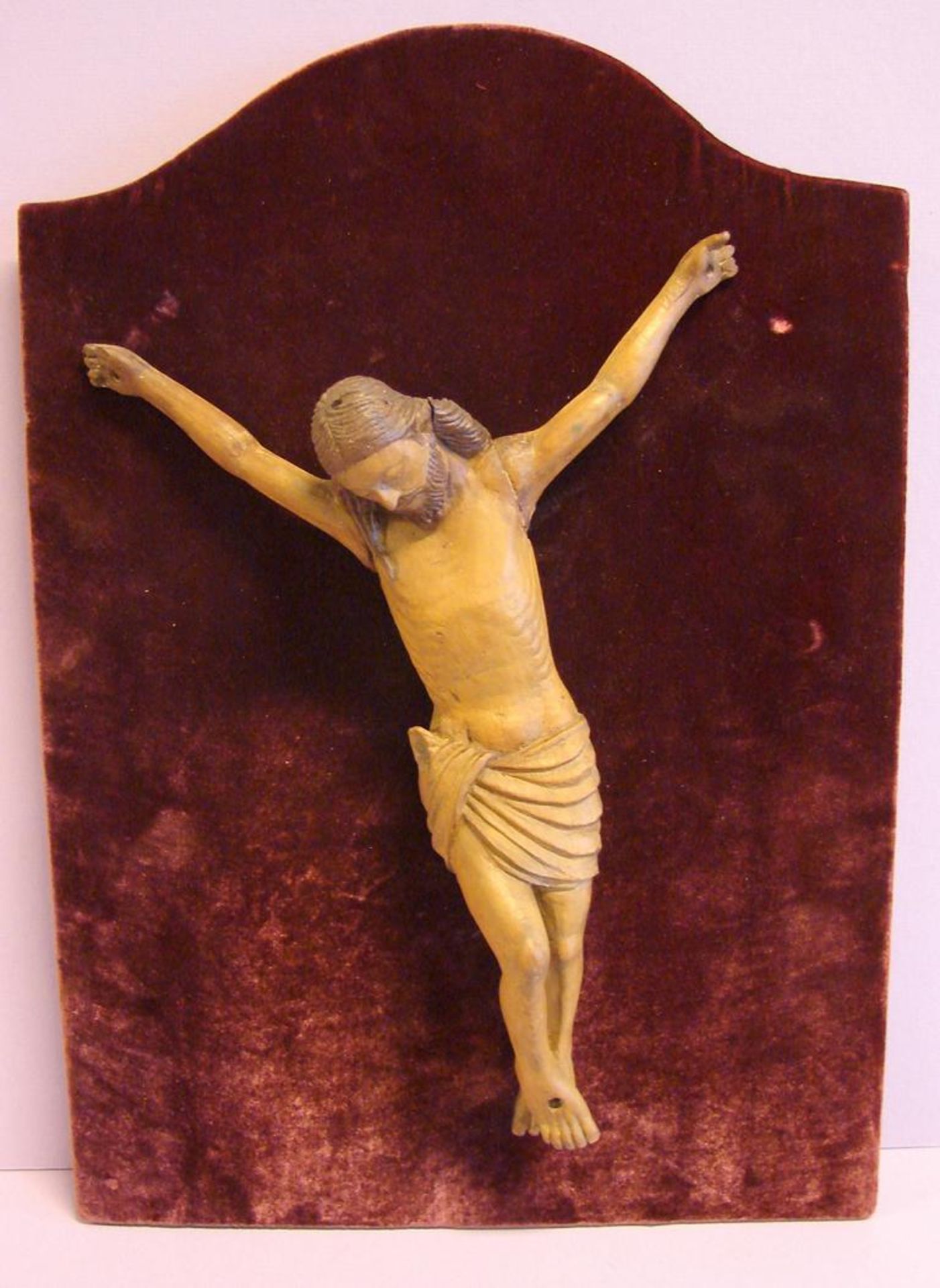 Christus am Kreuz, auf Samt bezogenes Brett, Lindenholz, wohl um 1500, ca.32x23 cm- - -22.00 %