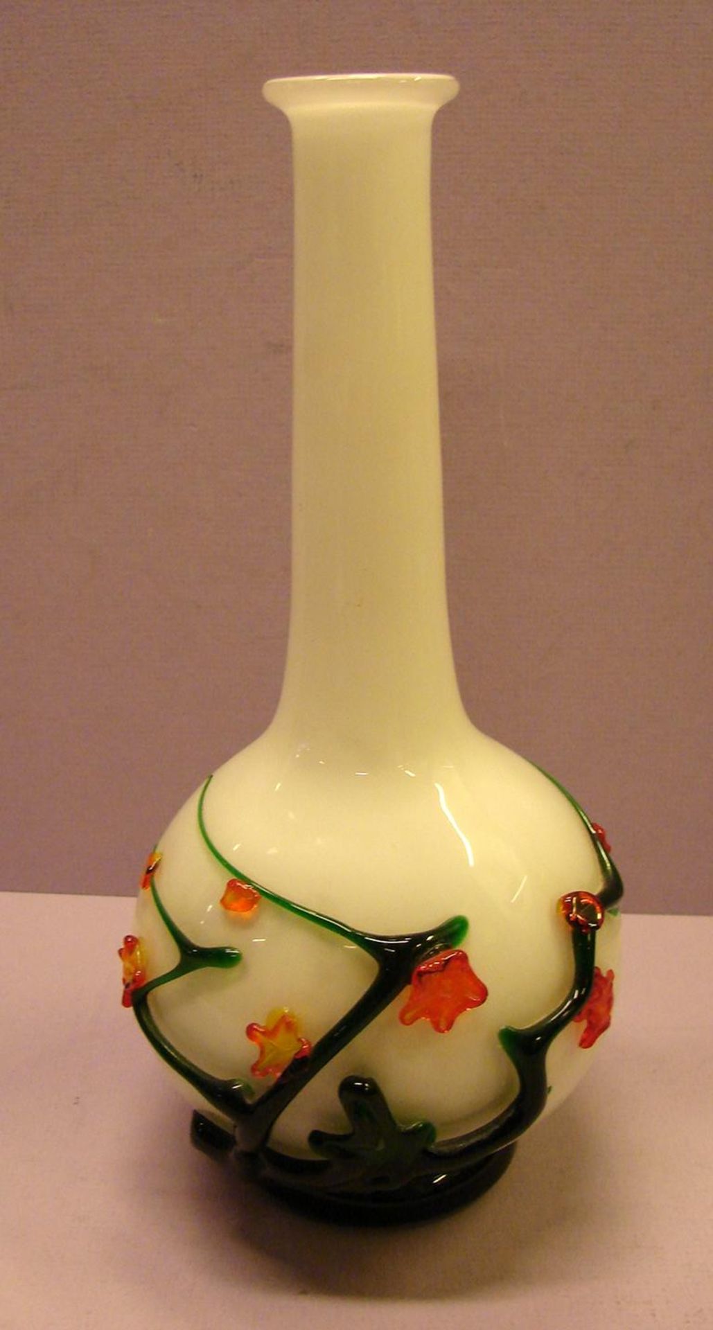 Vase, Glas, mit aufgesetzten Glasverzierungen, H.ca. 24 cm- - -22.00 % buyer's premium on the hammer