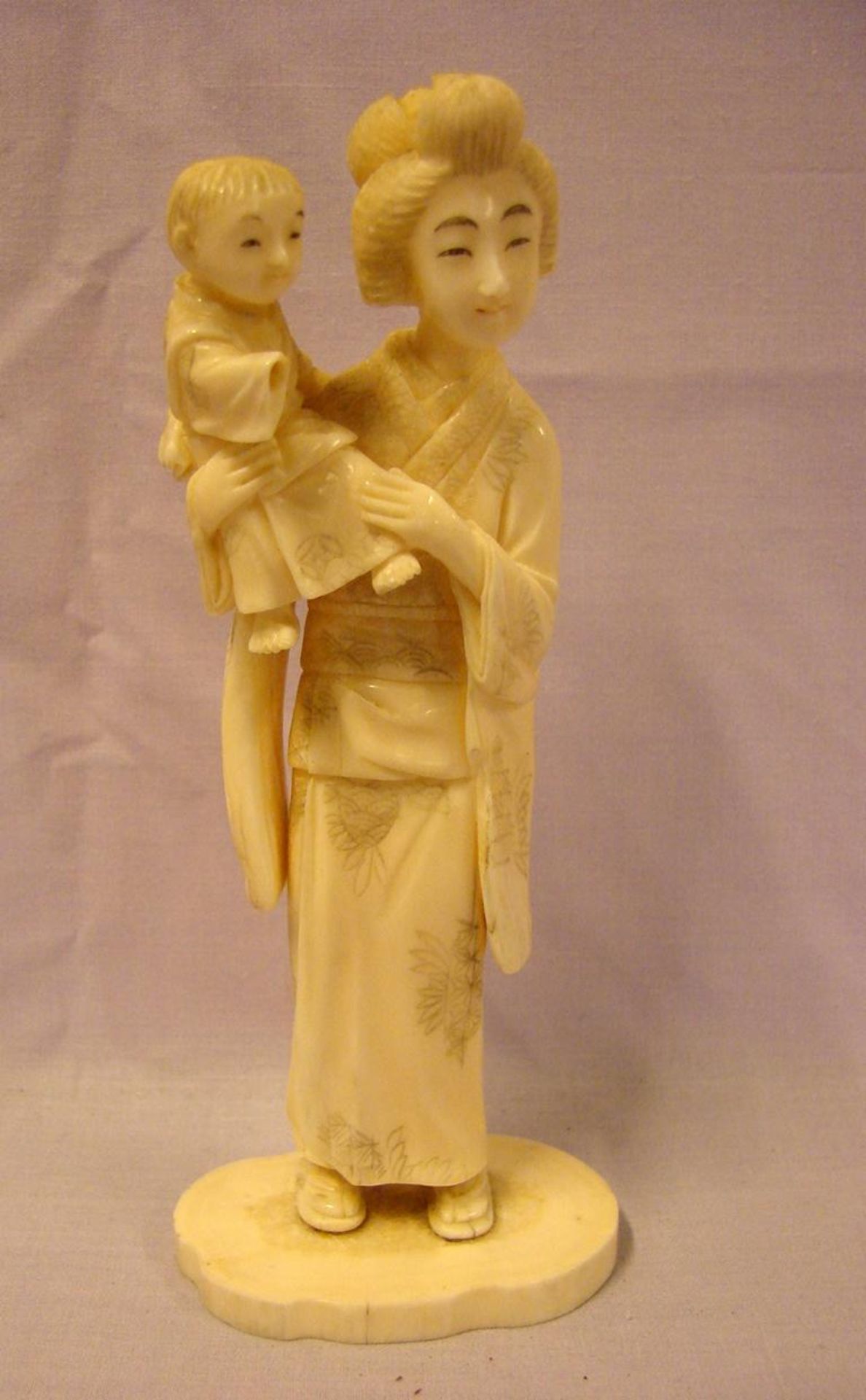 Frau mit Kind im Kimono, Bein, H. ca. 14 cm (re. Arm des Kindes fehlt)- - -22.00 % buyer's premium