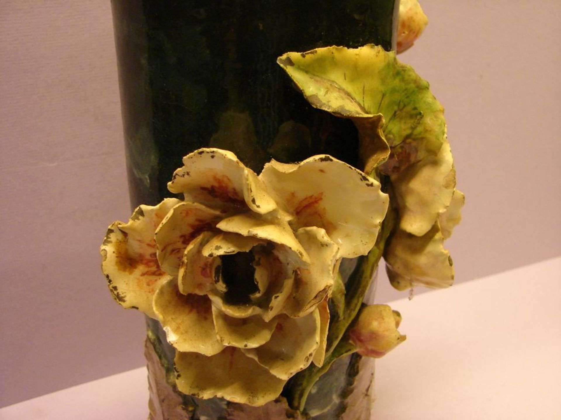 Vase, Keramik, Blumen/Blätter aufgesetzt, H.ca. 40 cm (kl. Beschädigungen)- - -22.00 % buyer's - Bild 3 aus 3