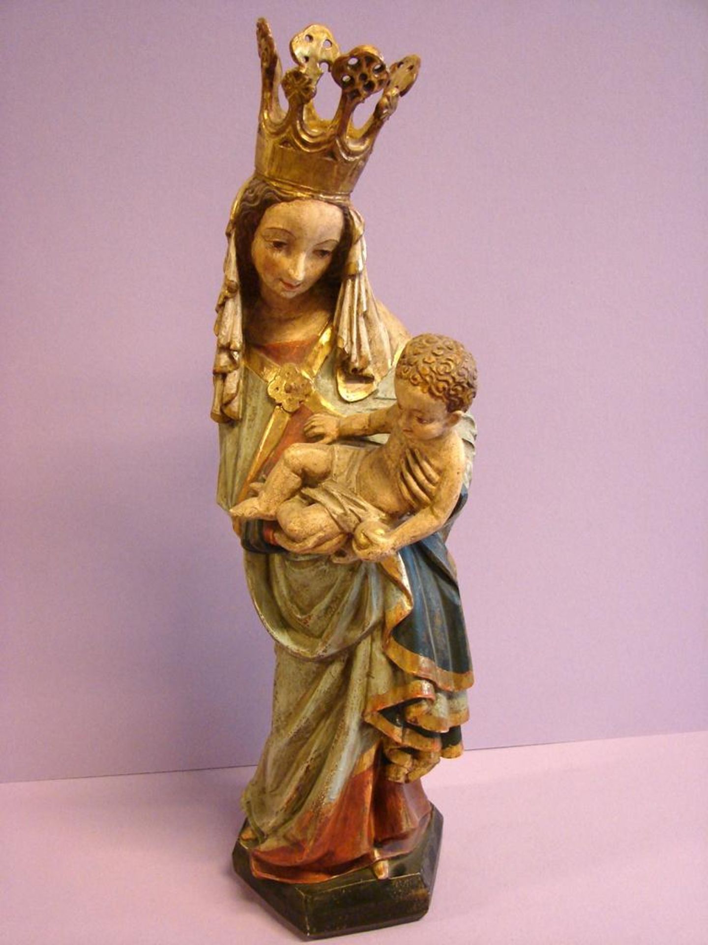 Holzfigur, Maria mit Kind, farblich gefasst, H.ca. 58 cn, neuzeitlich- - -22.00 % buyer's premium on