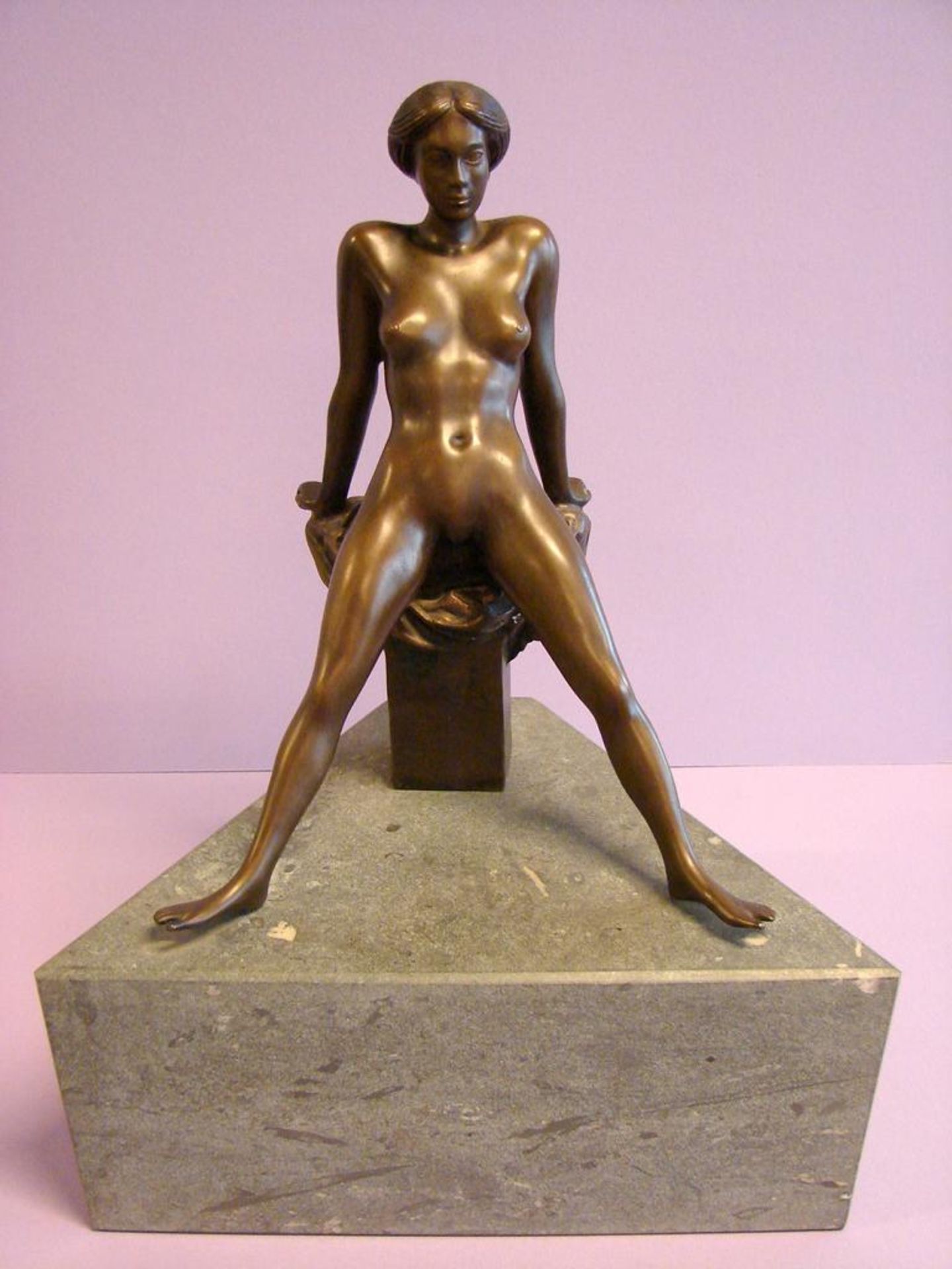 ARNO BREKER (1900-1991), Bronze auf Sockel, "Amphitrite", vollplastische Aktfigur,Signiert,