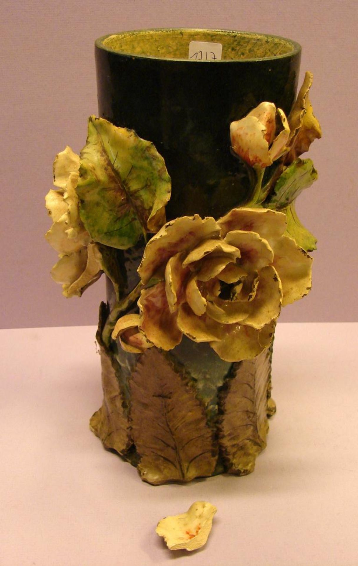 Vase, Keramik, Blumen/Blätter aufgesetzt, H.ca. 40 cm (kl. Beschädigungen)- - -22.00 % buyer's