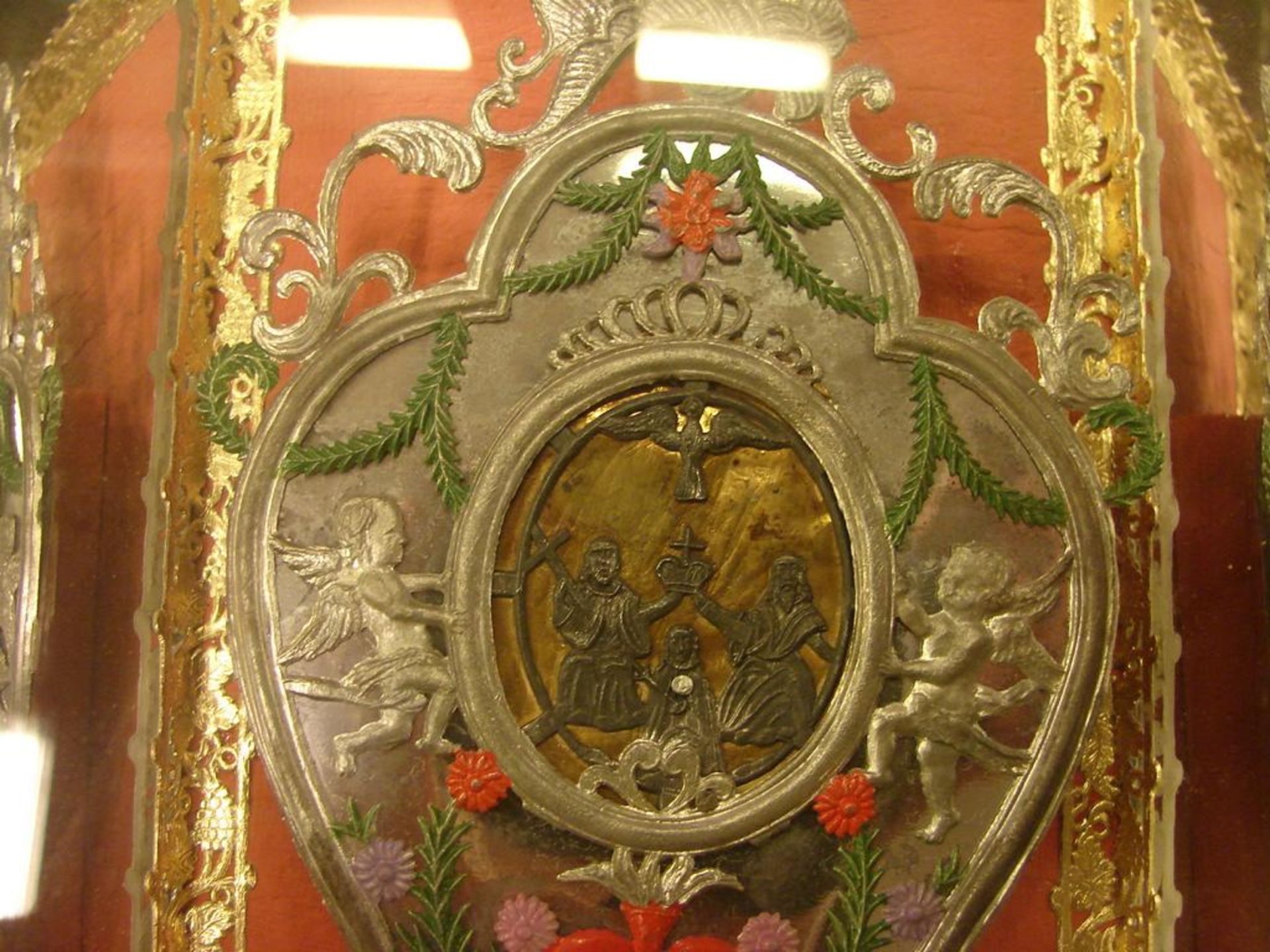 Klosterarbeit, versilberte Darstellung, Blumenschmuck, dat. 1903, im Rahmen, ca. 26 x 18 cm- - -22. - Bild 2 aus 2