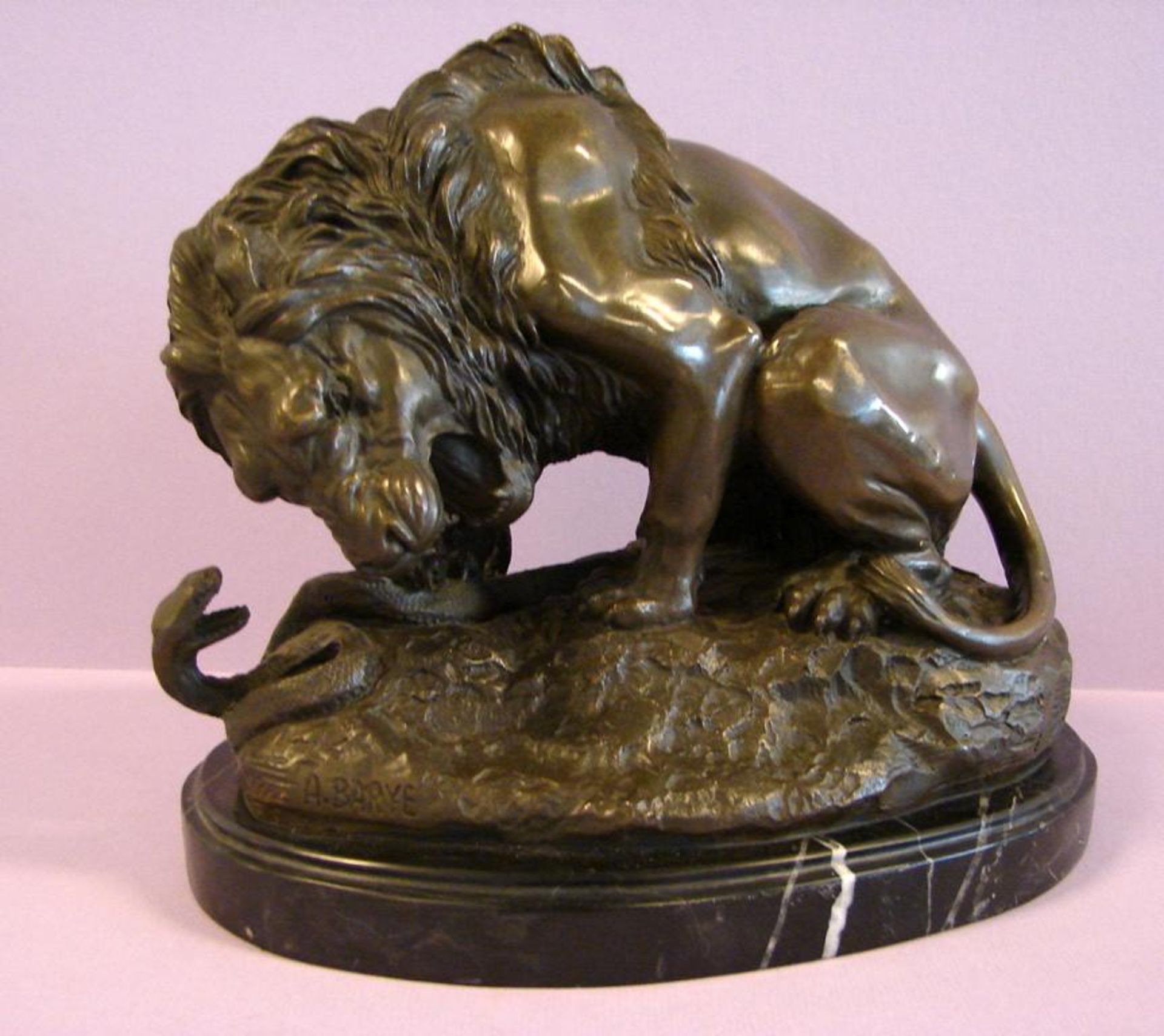 Bronze auf Marmorsockel, "Löwe mit Schlange", sig. Antoine-Louis Barye(1796-1895), Frankreich,Höhe