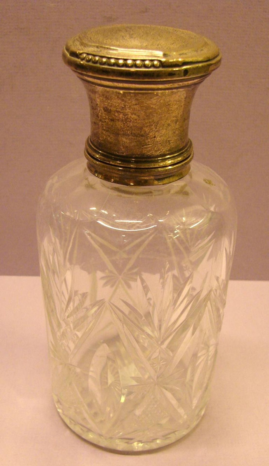 Kristallflasche mit Deckel (verbeult), Glasstöpsel, verschlagene Punzen, H.ca. 18 cm- - -22.00 %
