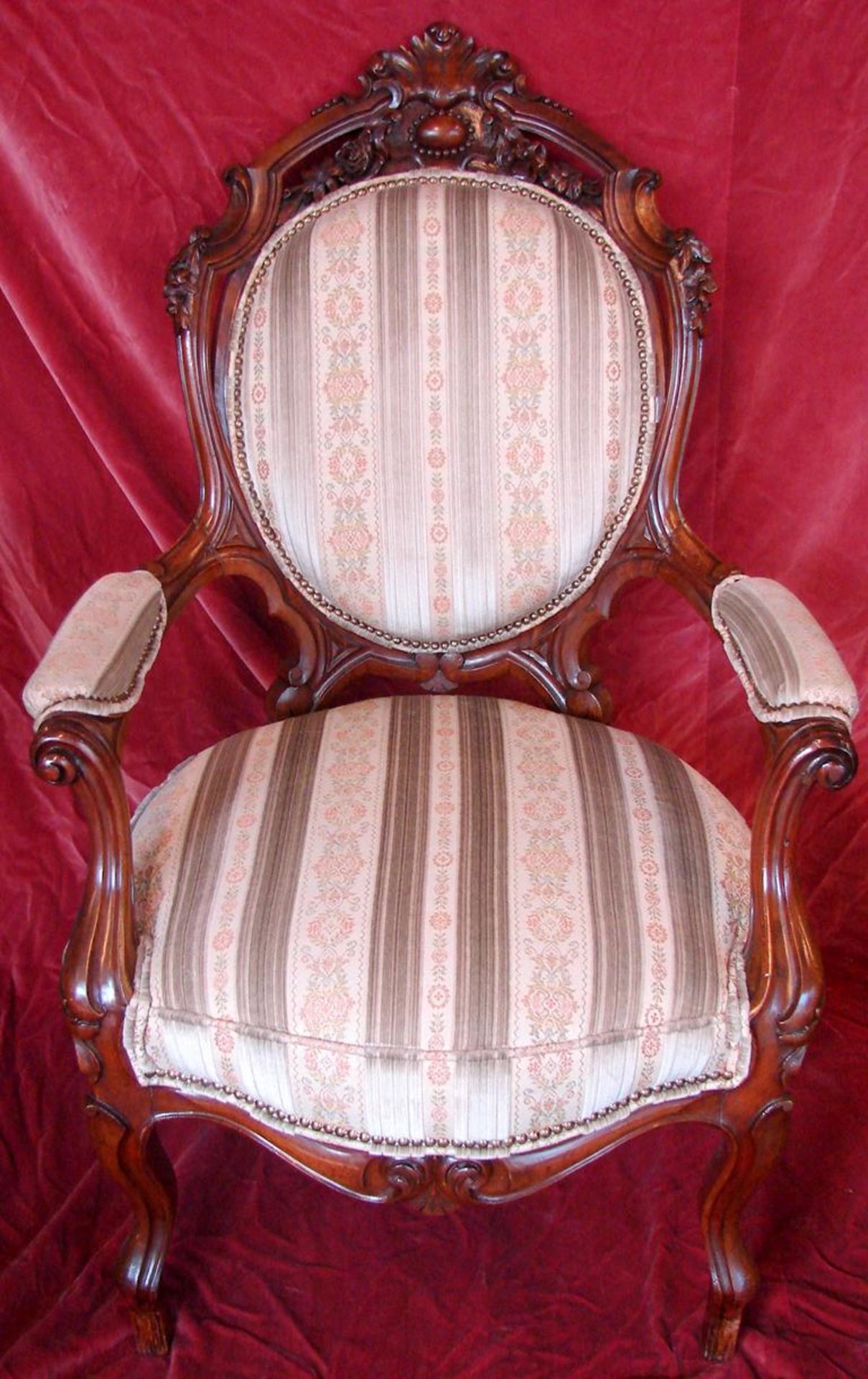 Paar Sessel, Holz, mit Ornamentik am Rücken, dekorative Polsterung, Rückenhöhe ca. 112 cm- - -22.