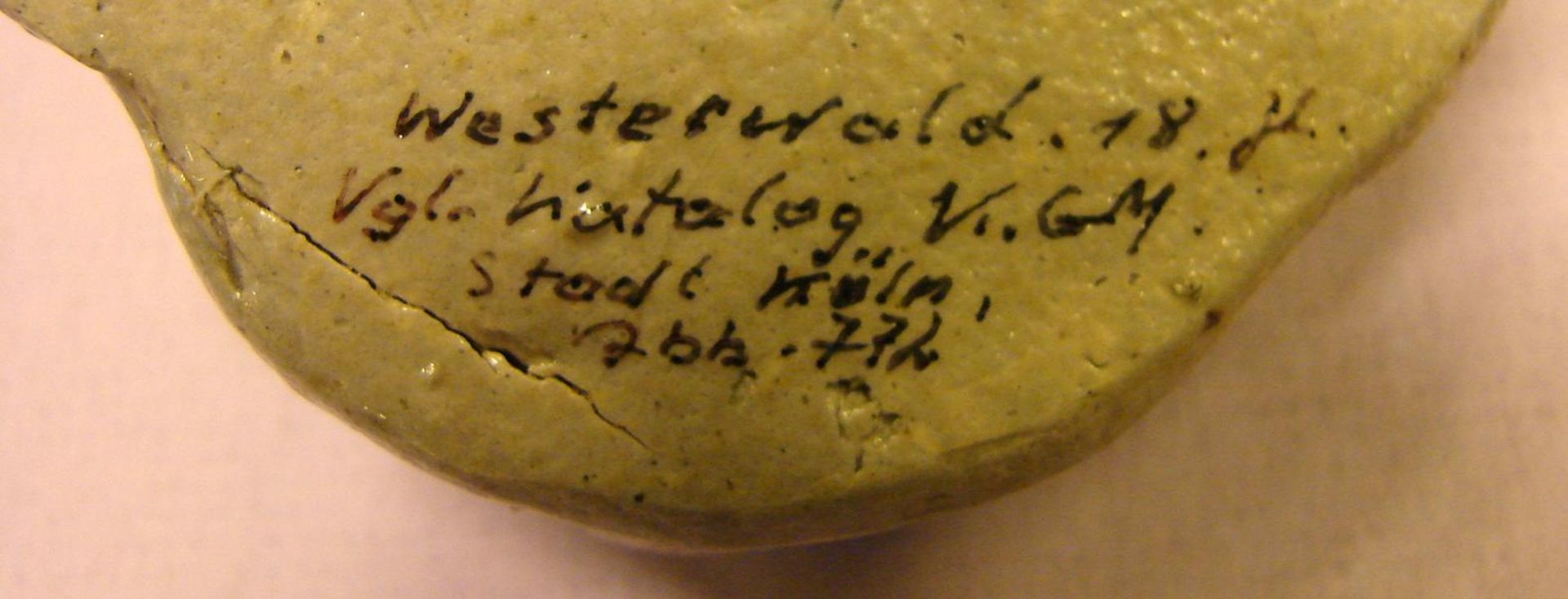 Weihwasserbehälter in Form eines Kinderkopfes, Westerwald, Rückseitige Bezeichnung,18. Jhd., Lit.: - Bild 2 aus 2