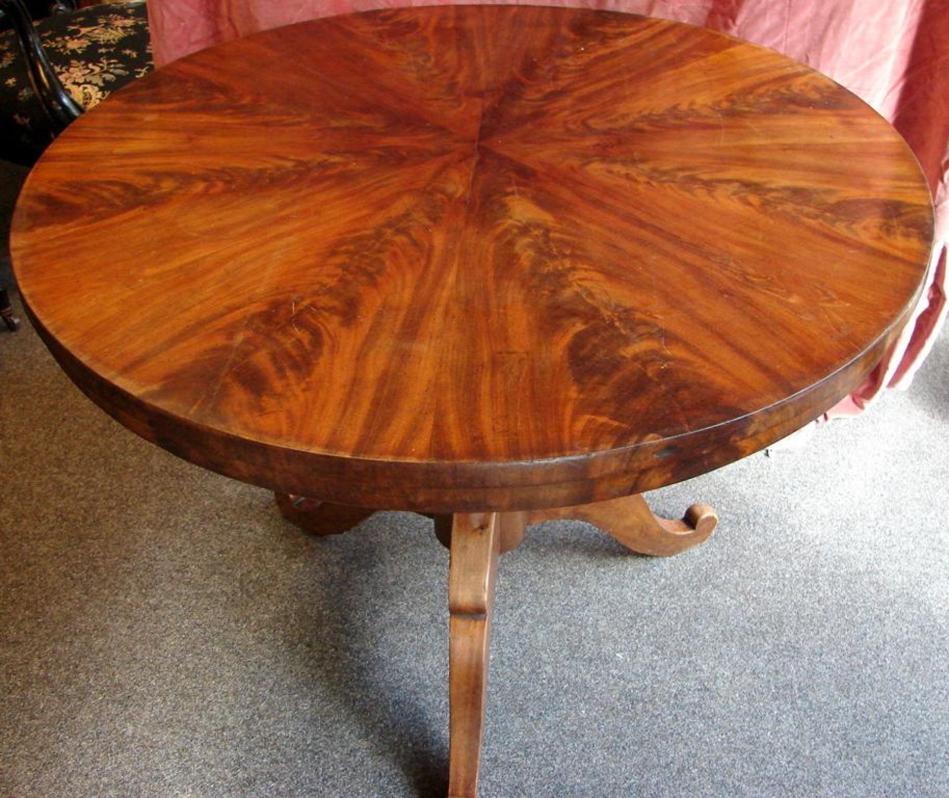 Tisch, oval, Mahagoni, Mittelfuß, H.ca. 71,5, B. 108, T. 93 cm, Gebrauchsspuren- - -22.00 % buyer'