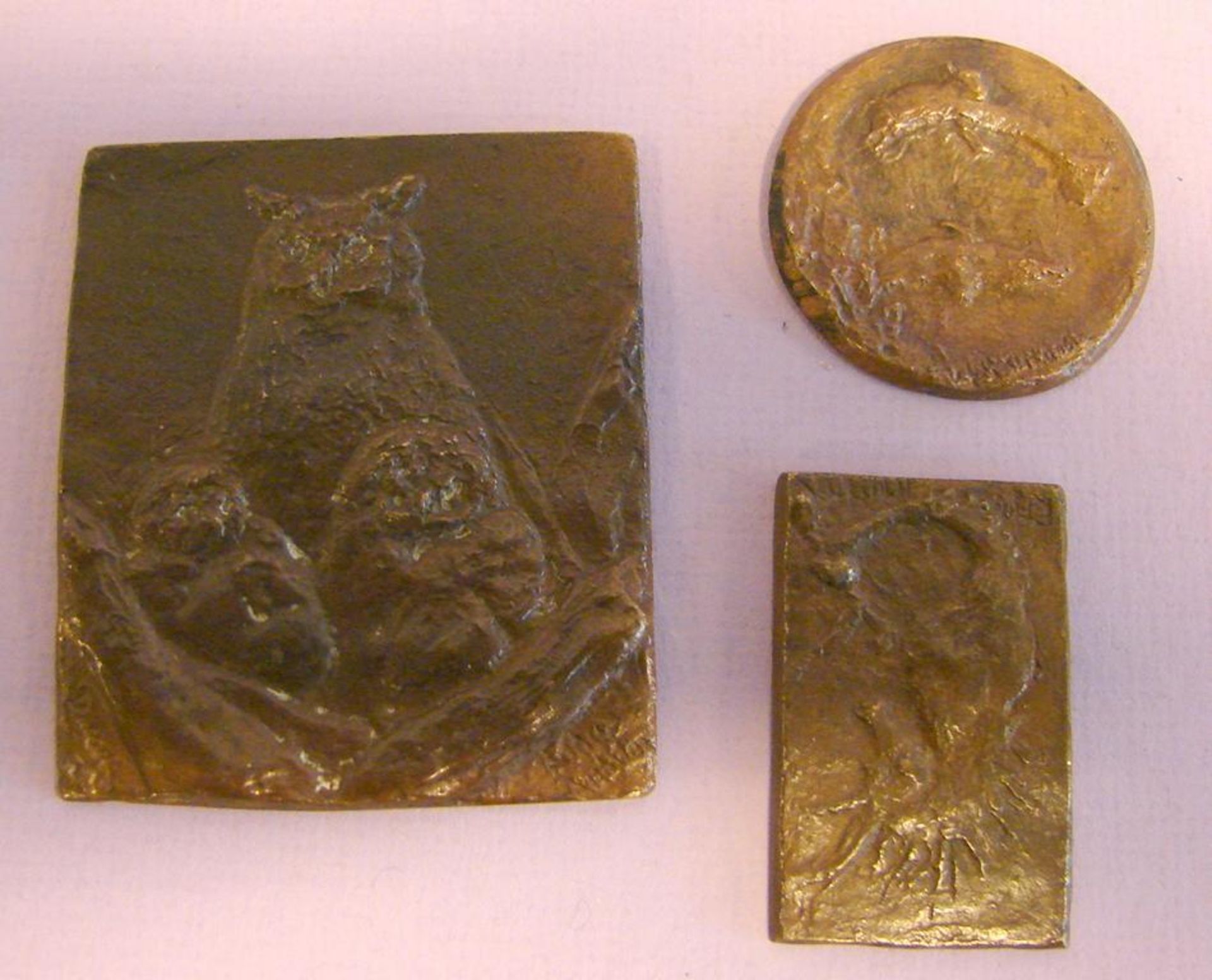 3 Tierbronzeplatten, signiert ETHA RICHTER, Dresden, um 1900, ca. 5,5x3,5; 8x7 cm, Dm. 4,7 cm- - -