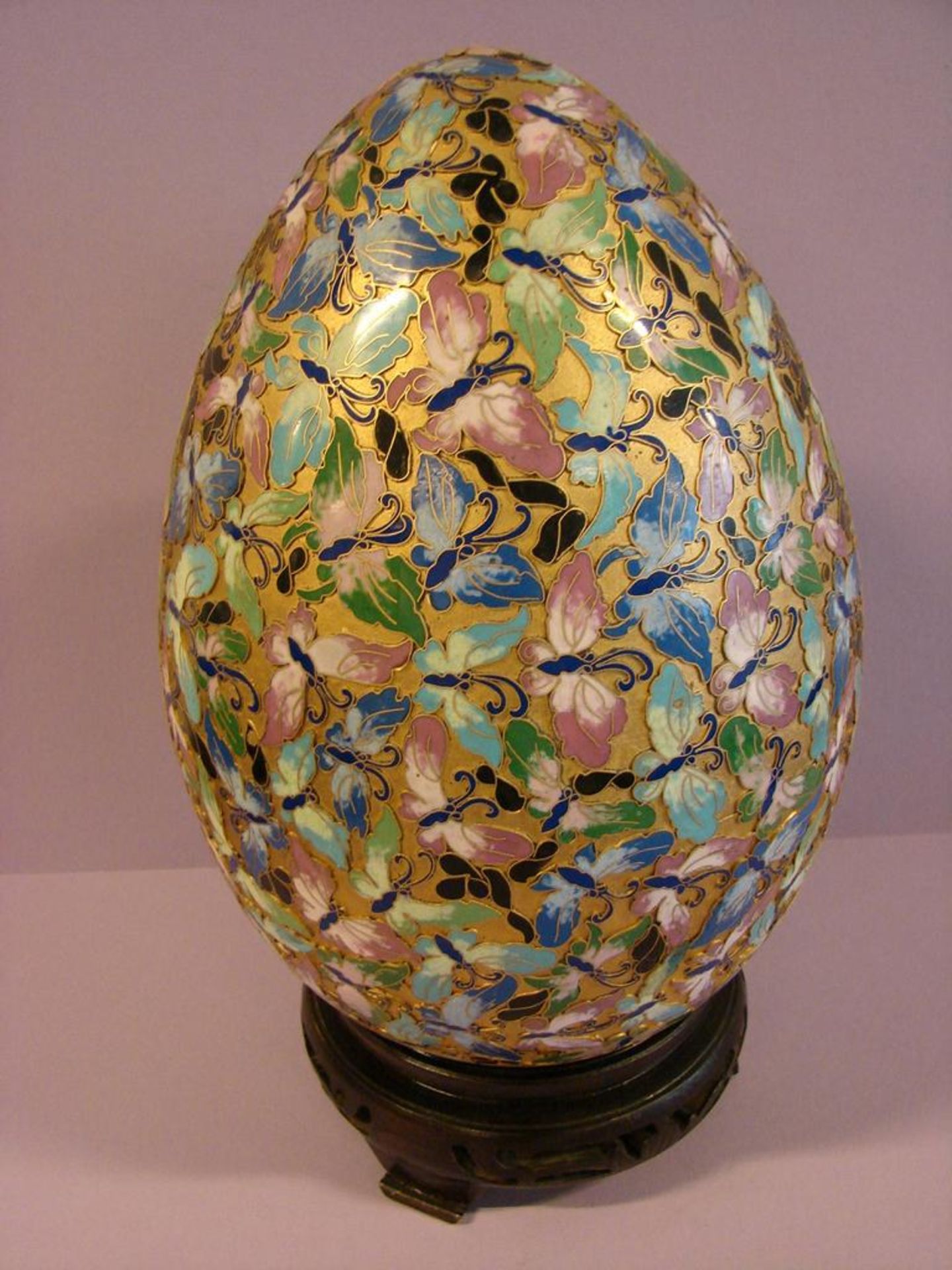 Ei, auf Holzsockel, Cloisonné, Höhe ca. 36 cm- - -22.00 % buyer's premium on the hammer price19.00 %