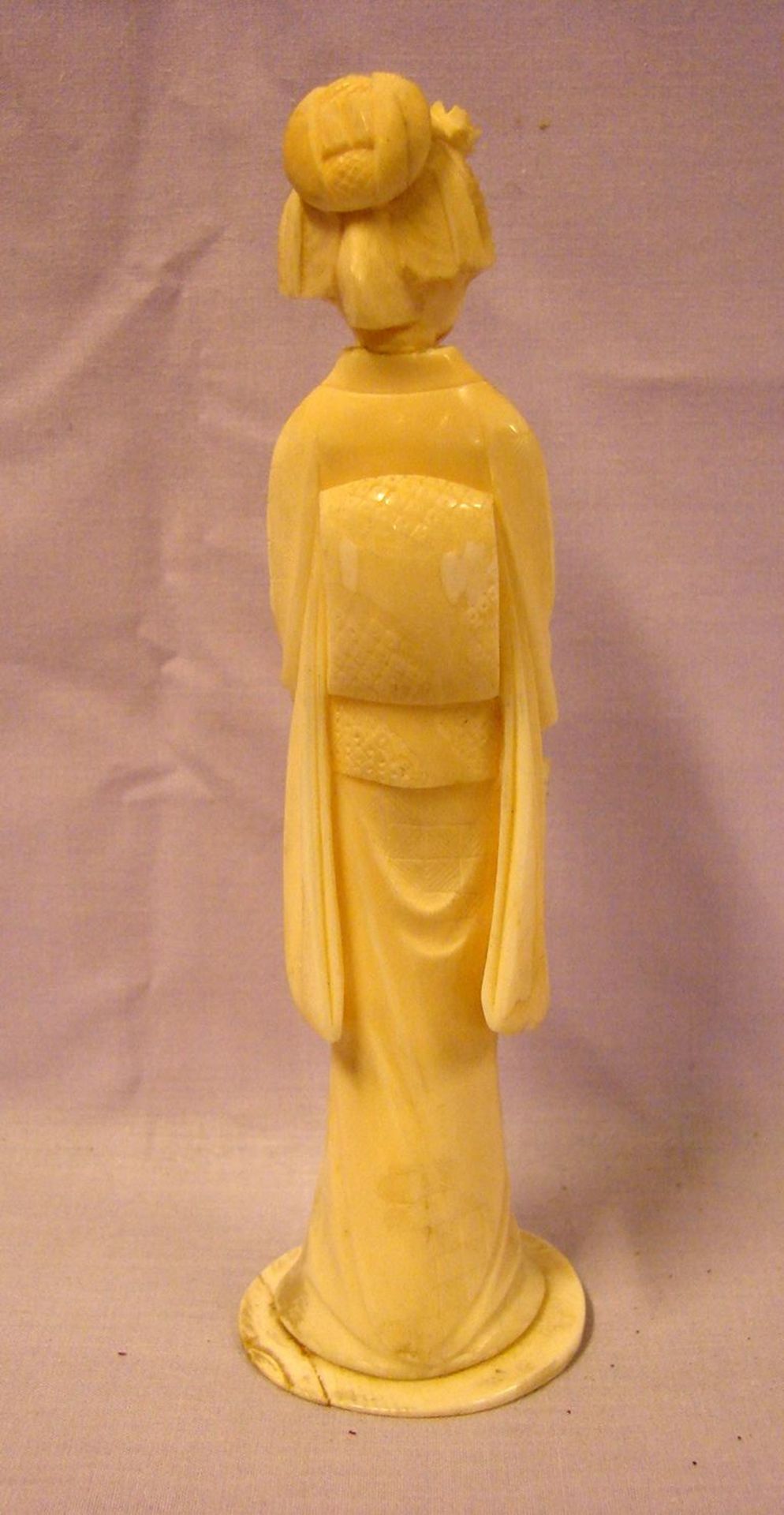 Frau mit Trauben, im Kimono, Bein, geschnitzt, H. ca. 14 cm- - -22.00 % buyer's premium on the - Bild 2 aus 2