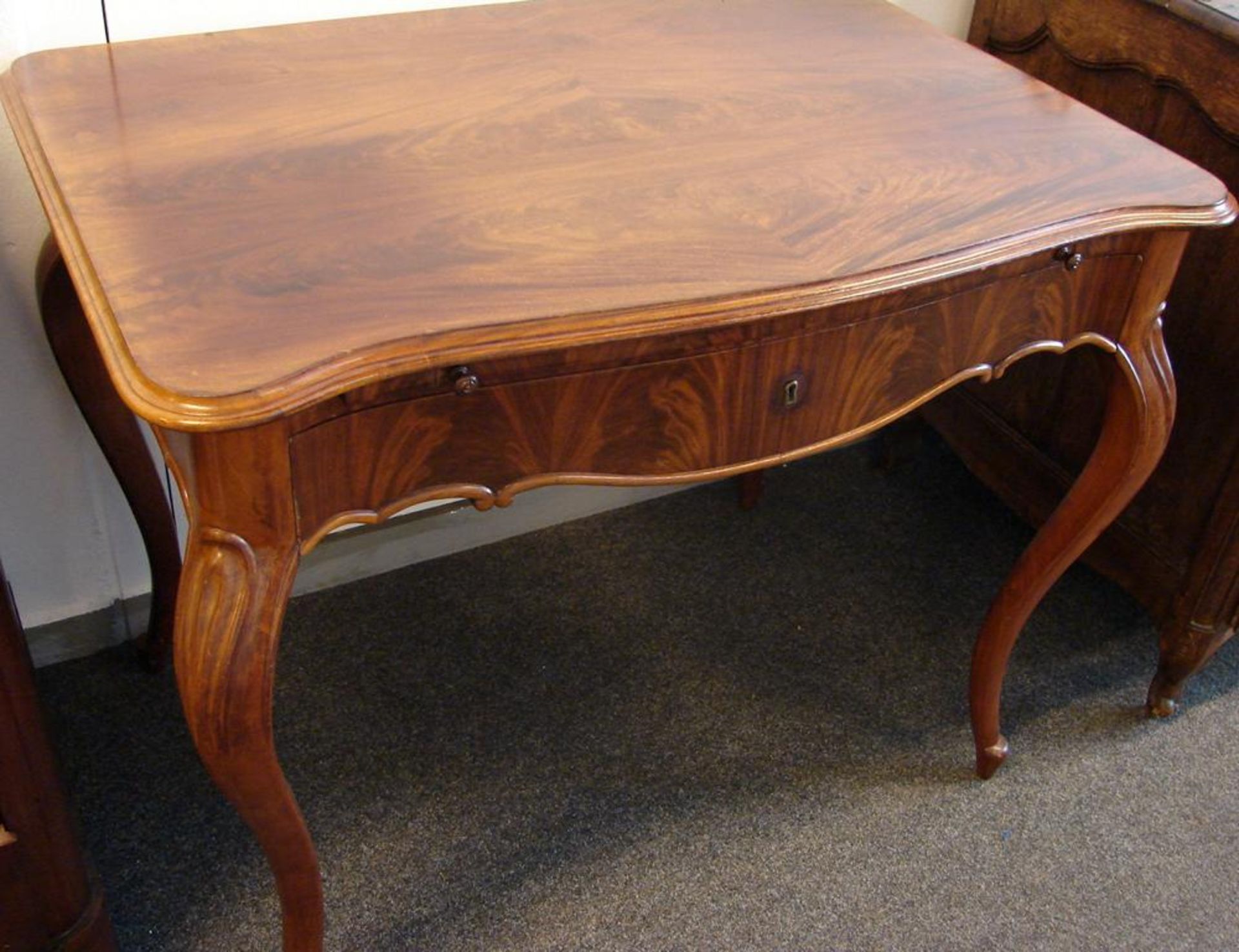 Tisch, Nußbaum, Schublade, ausziehbare Platte mit Leder bezogen, H.ca. 78,B98, T.67 cm- - -22.00 %
