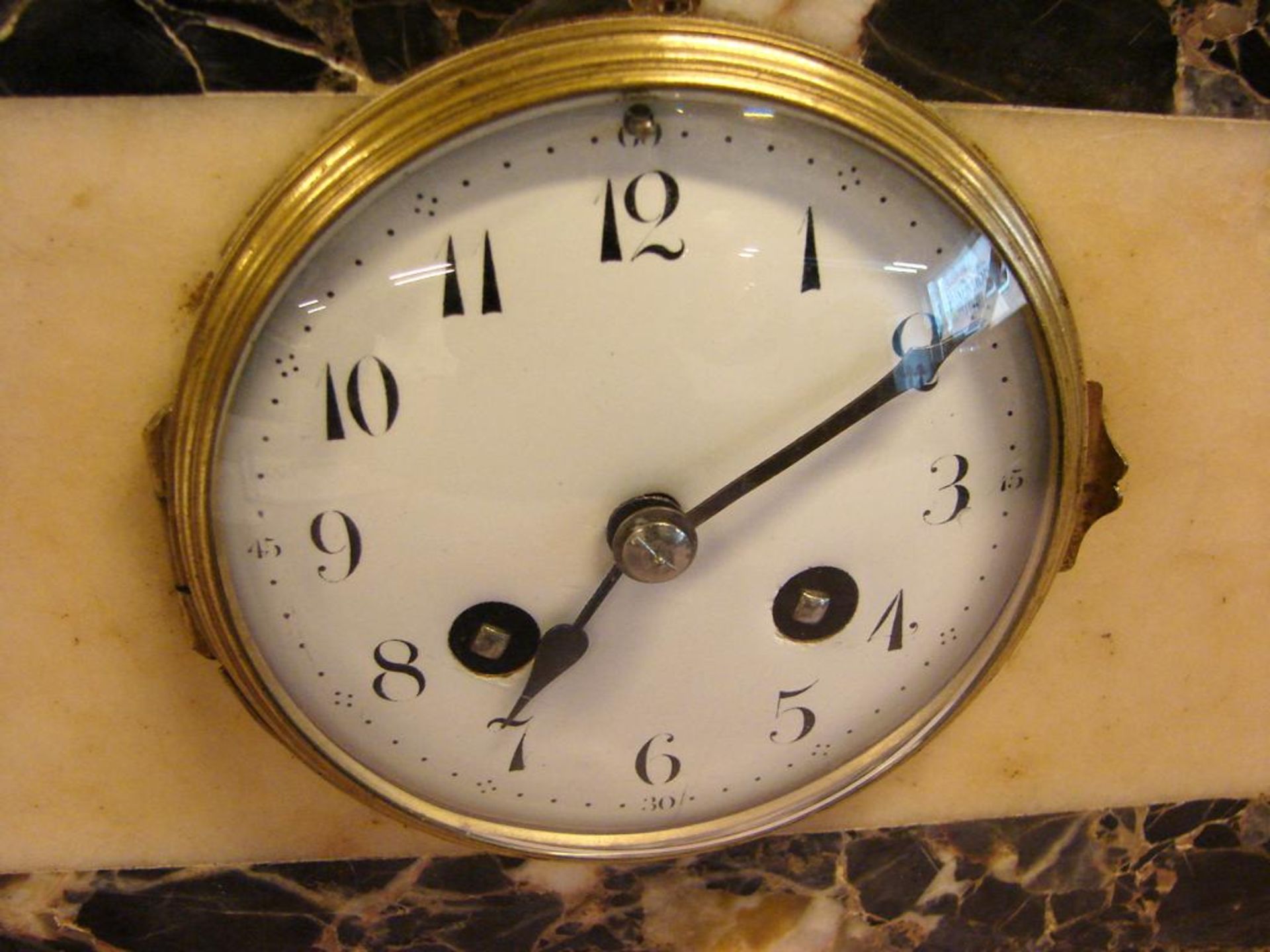Uhr, Art Deco, Marmor, sitzendes Mädchen als Abschluss, H.ca. 36, B.32 cm(Laut Einlieferer läuft - Bild 2 aus 4
