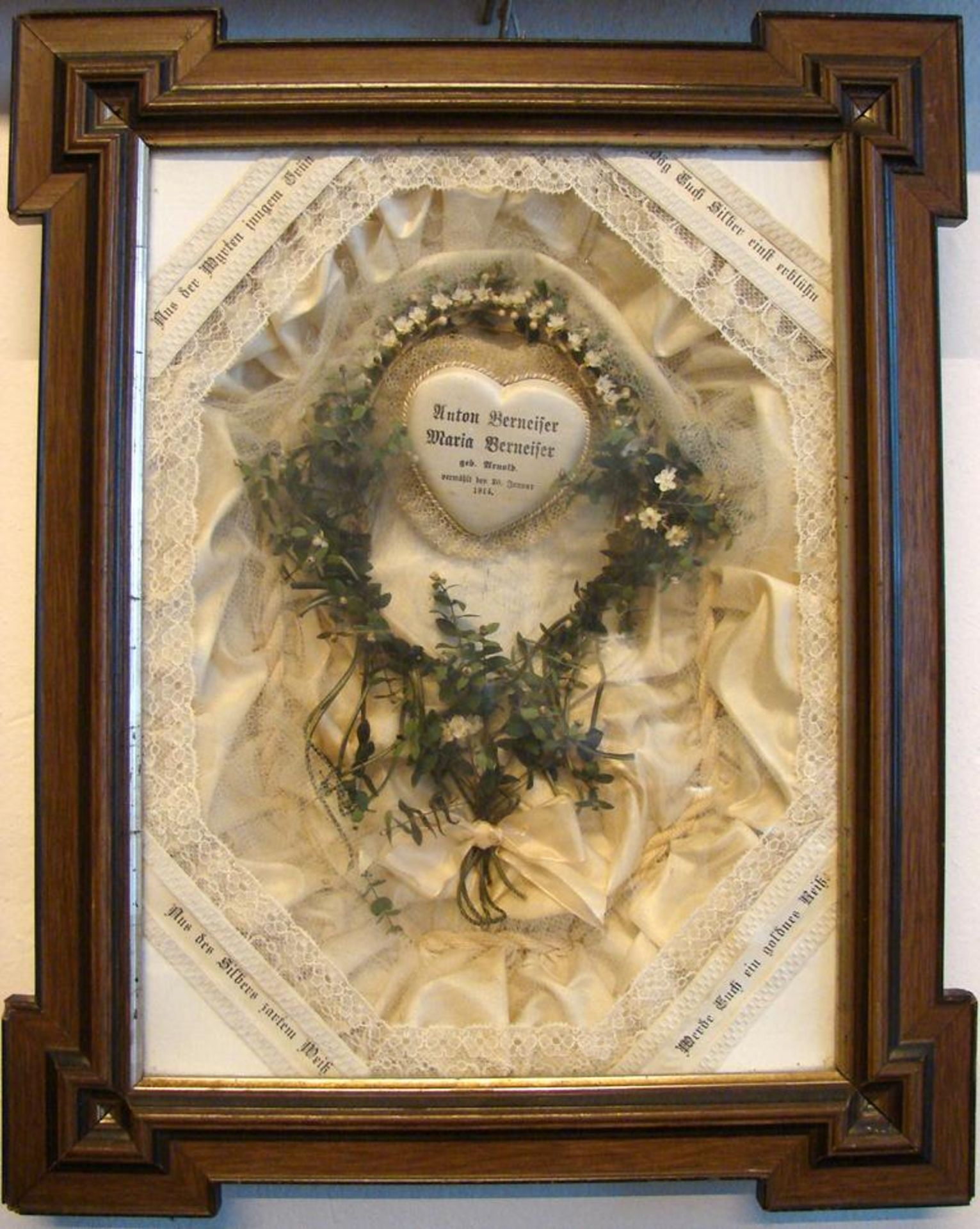 Klosterarbeit, Hochzeitsbild, datiert 20.1.1914, Holzrahmen, ca. 50 x 41 cm- - -22.00 % buyer's