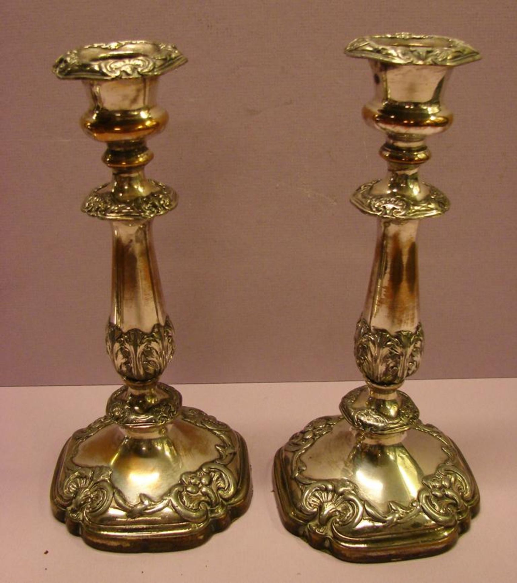 Paar Kerzenleuchter, Copper Pated, (starker Abrieb), H.ca. 22 cm- - -22.00 % buyer's premium on