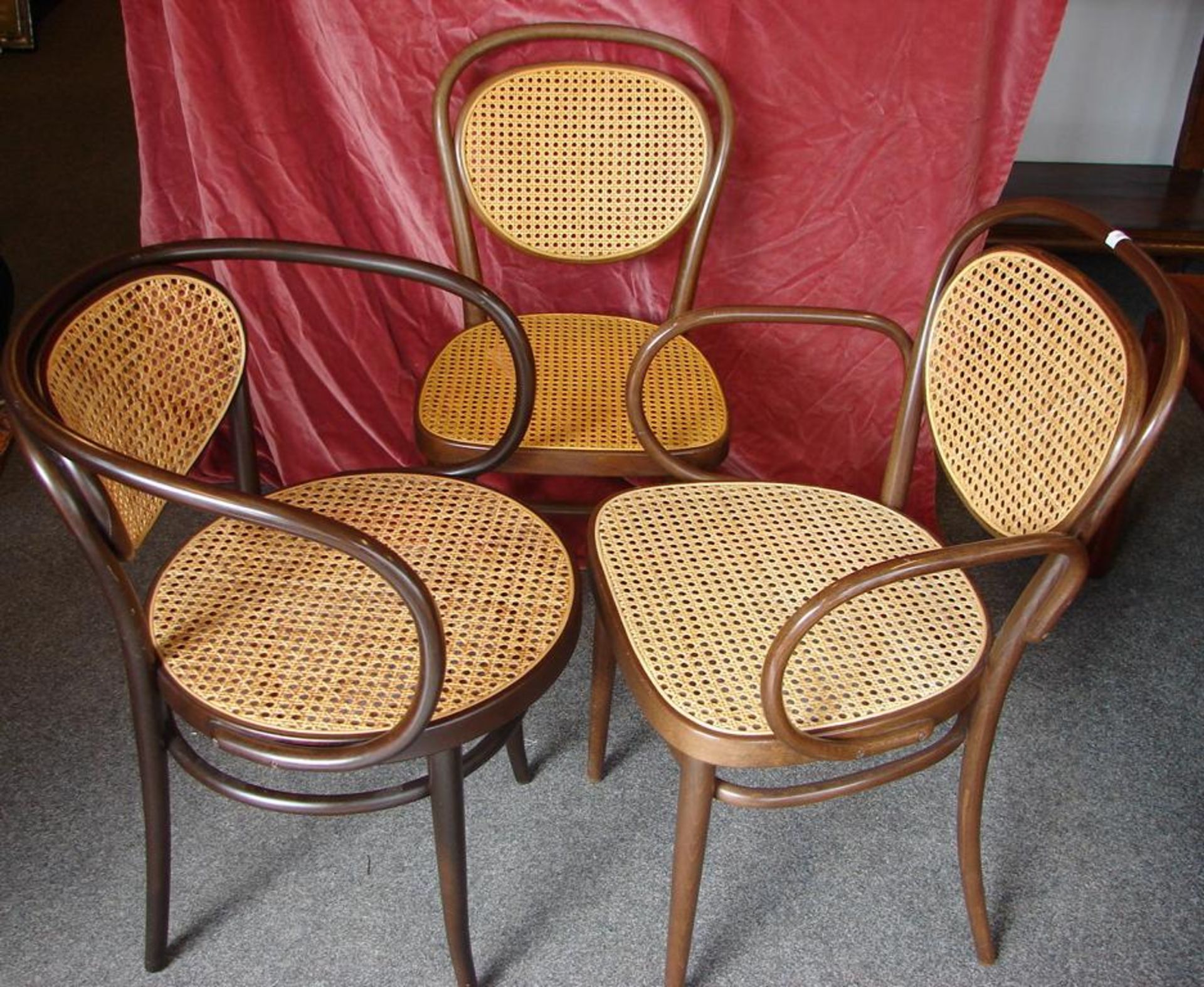 7 Thonet Stühle, verschiedene Ausführungen, mit- und ohne Armlehnen- - -22.00 % buyer's premium on