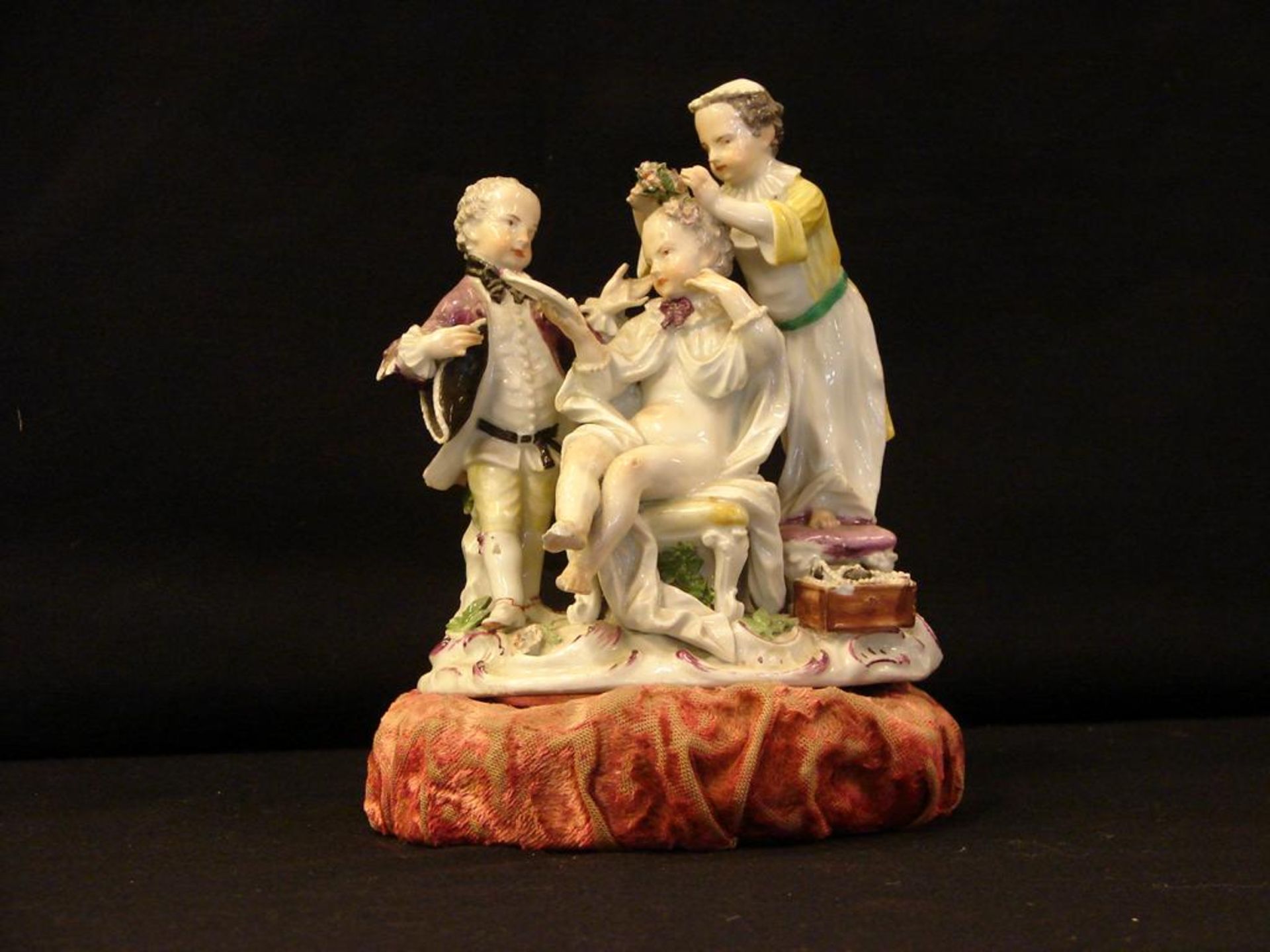 Figurengruppe, Porzellan, Meissen (1 Finger abgebrochen), H. ca. 15 cm, B. 13 cm- - -22.00 % buyer's