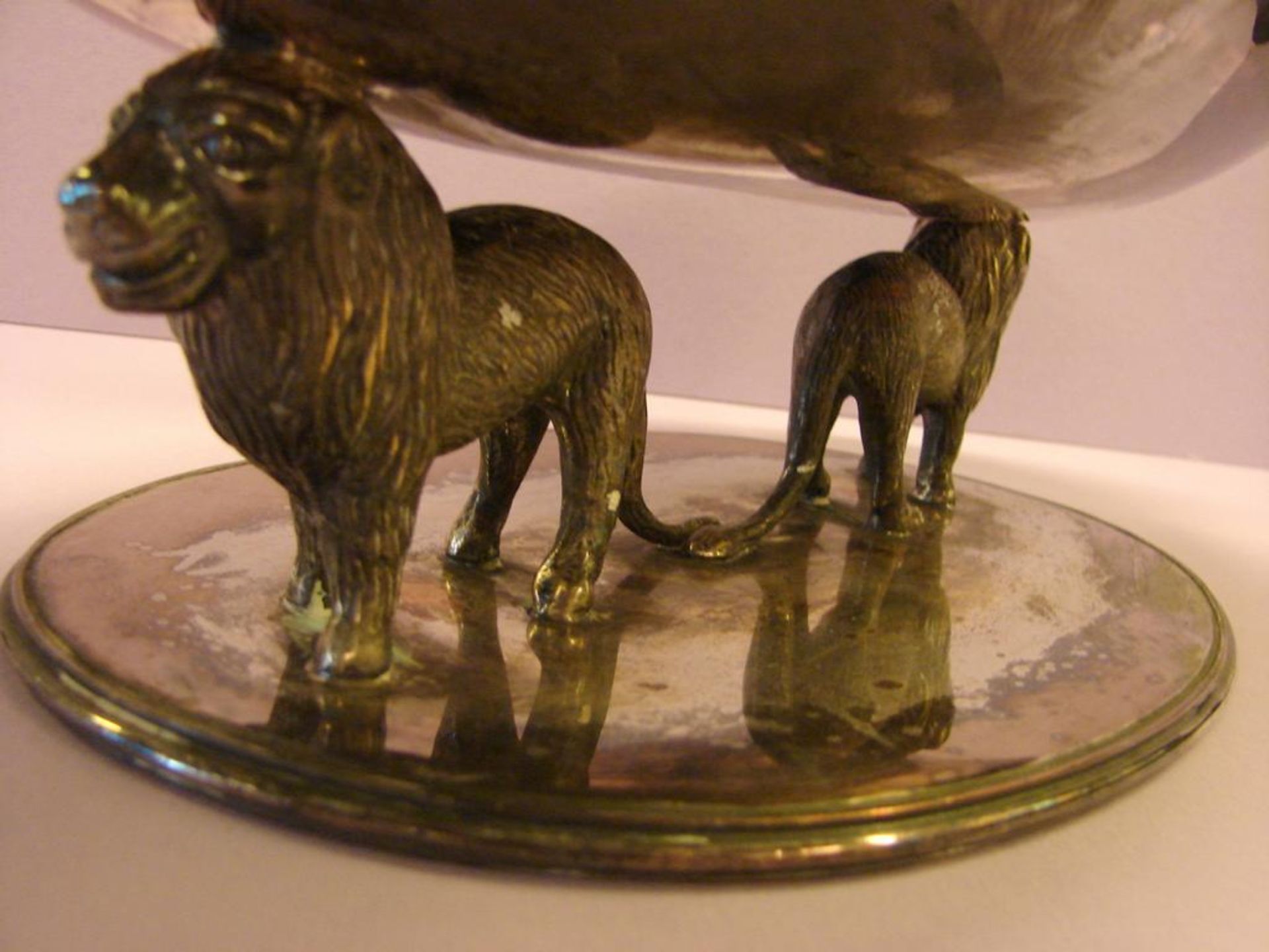 Schale, oval, getragen von 2 Löwen, bez. Valenti, Spanien, B.ca. 36,5, H. 12, T. 21 cm- - -22.00 % - Bild 2 aus 2