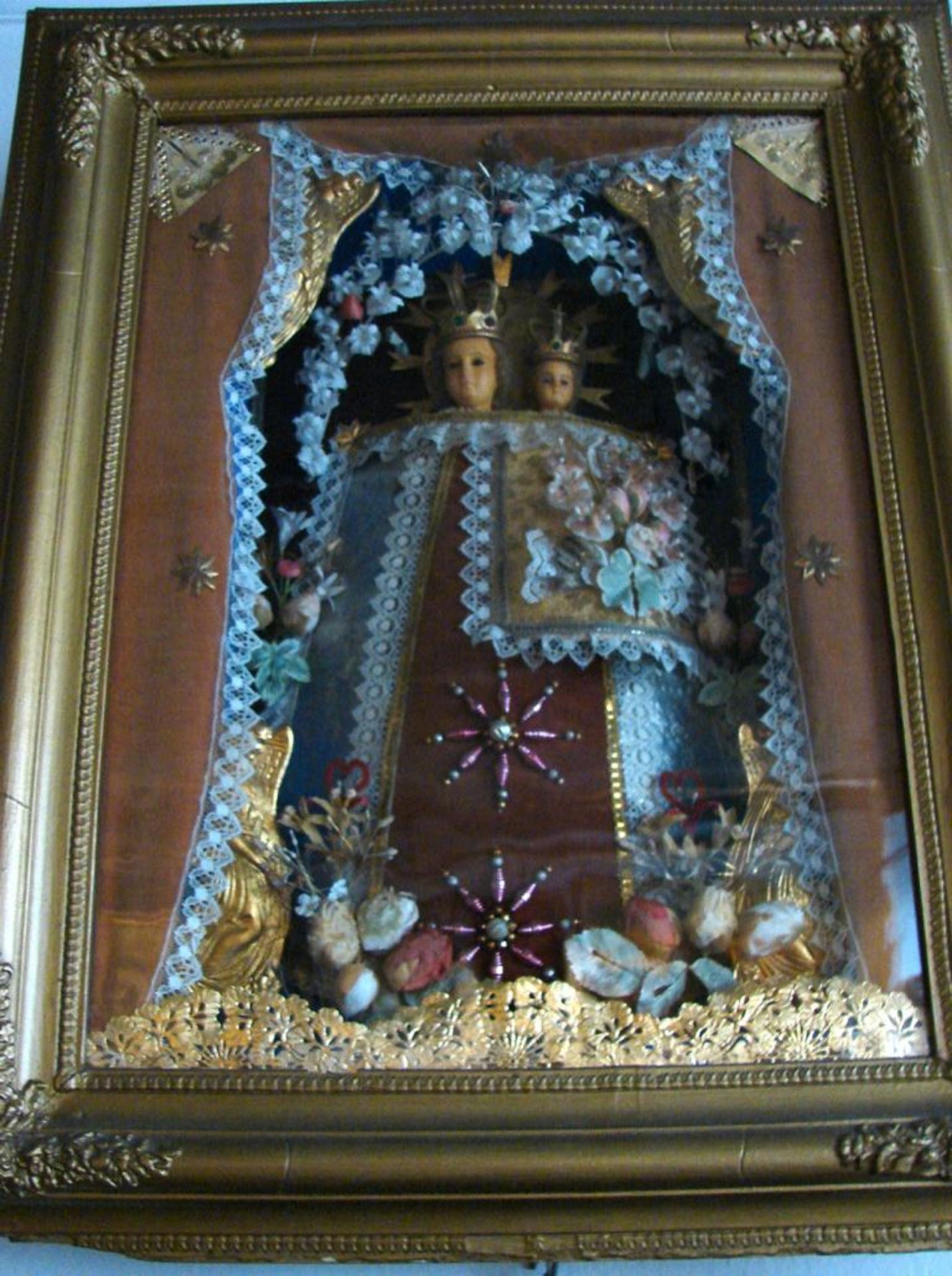 Klosterarbeit, Maria mit Jesus, Holzrahmen (leicht beschäd.), ca. 81 x 65 cm- - -22.00 % buyer's