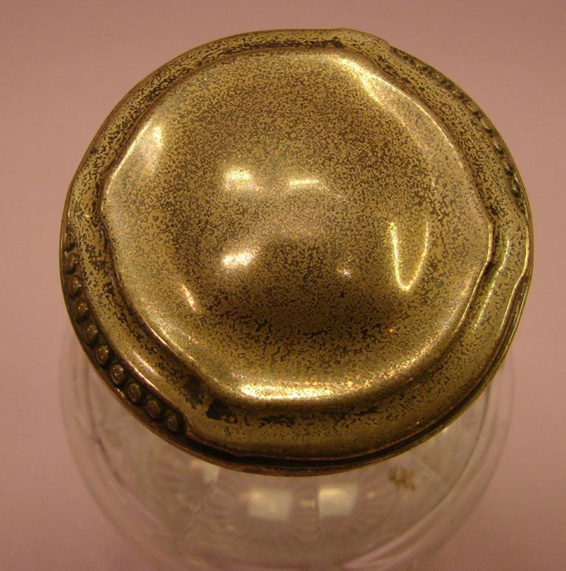 Kristallflasche mit Deckel (verbeult), Glasstöpsel, verschlagene Punzen, H.ca. 18 cm- - -22.00 % - Bild 2 aus 2