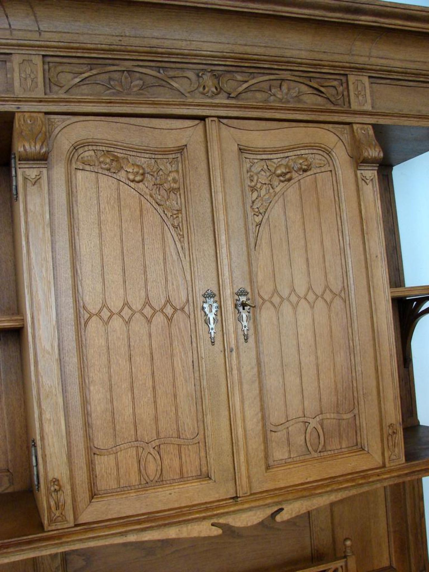 Schrank mit Aufsatz, Jugendstil, Eiche, aufwendig gearbeitet, H.ca. 234, B. 145, T.69/35 cm- - -22. - Bild 2 aus 2