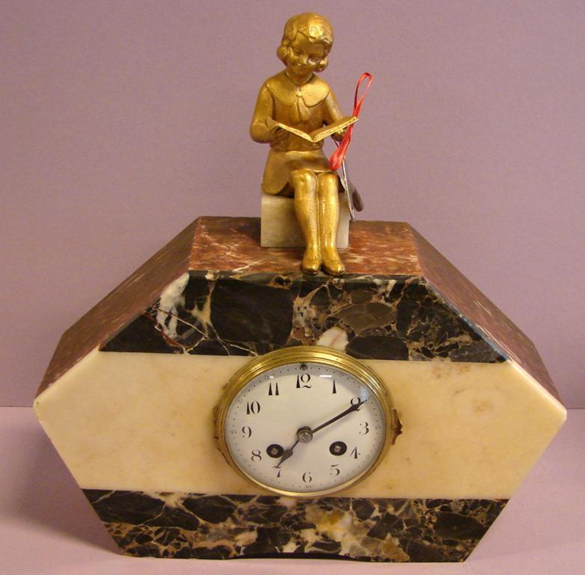 Uhr, Art Deco, Marmor, sitzendes Mädchen als Abschluss, H.ca. 36, B.32 cm(Laut Einlieferer läuft