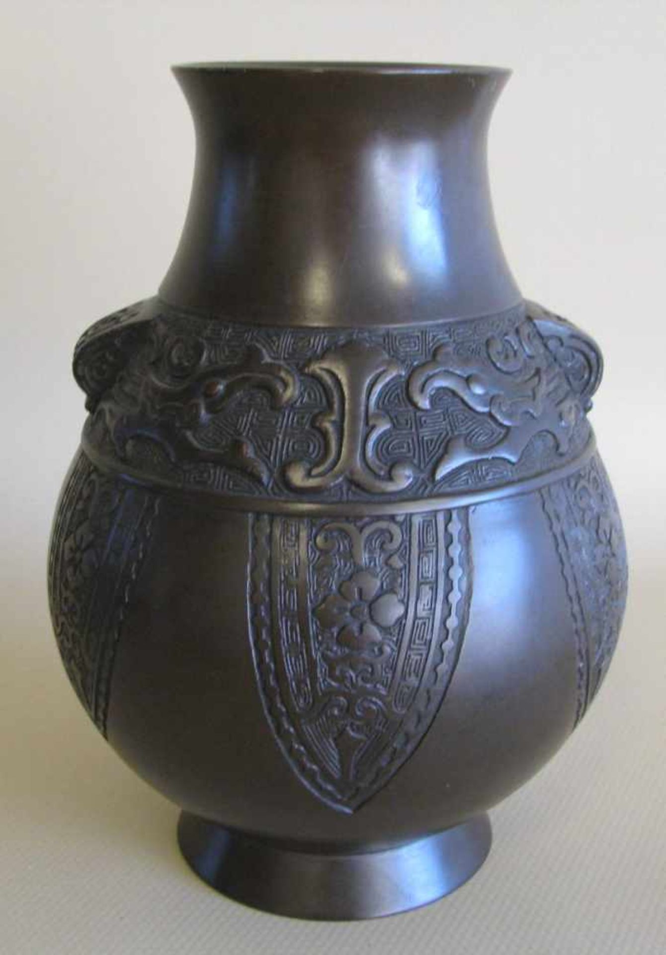 Vase, China, 19. Jahrhundert, Bronze mit umlaufendem Reliefdekor von Ornamenten und Drachen,