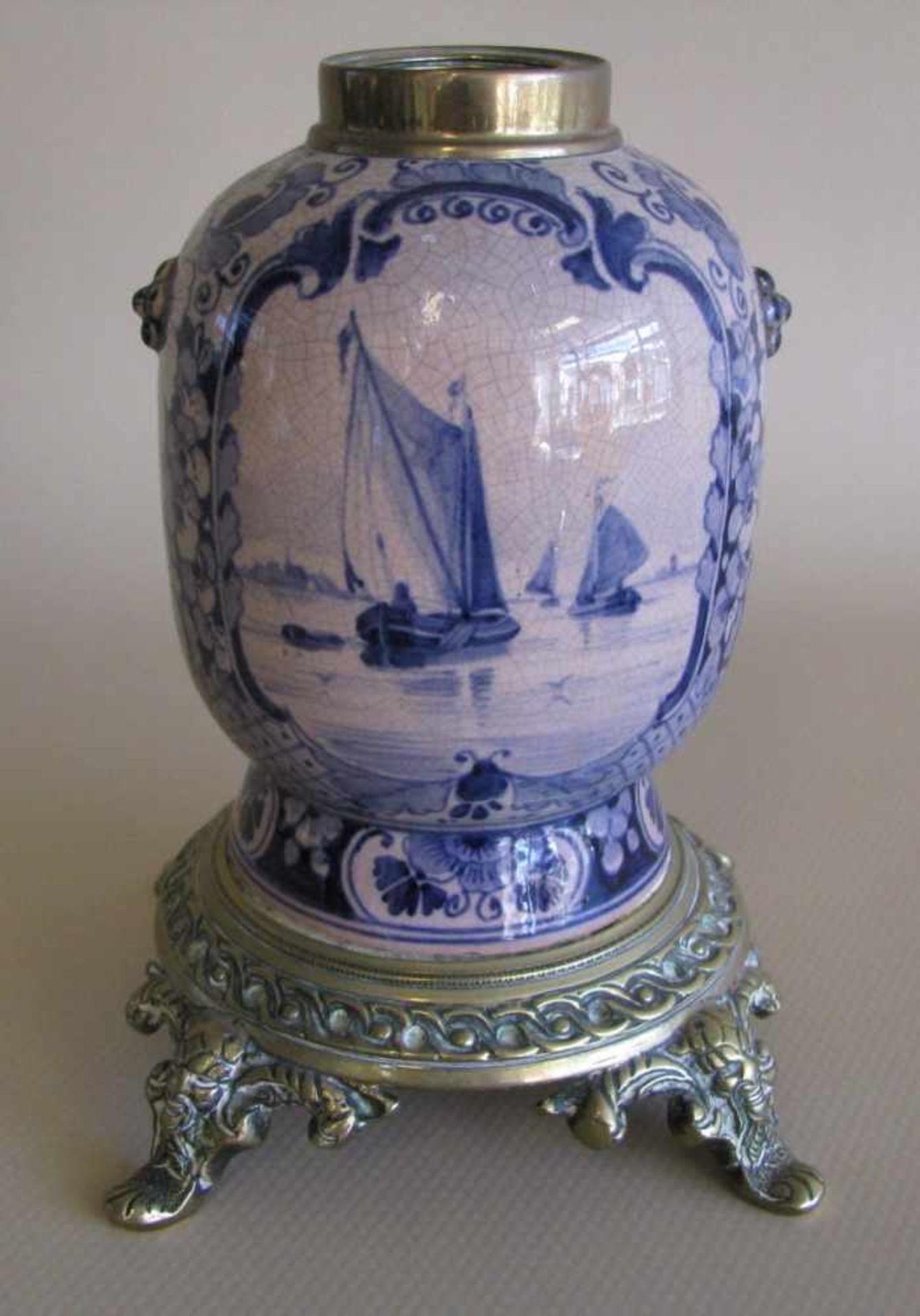 Vase, Fayence mit unterglasurblauer Bemalung von Windmühle, Segelschiffen und floraler Ornamentik,