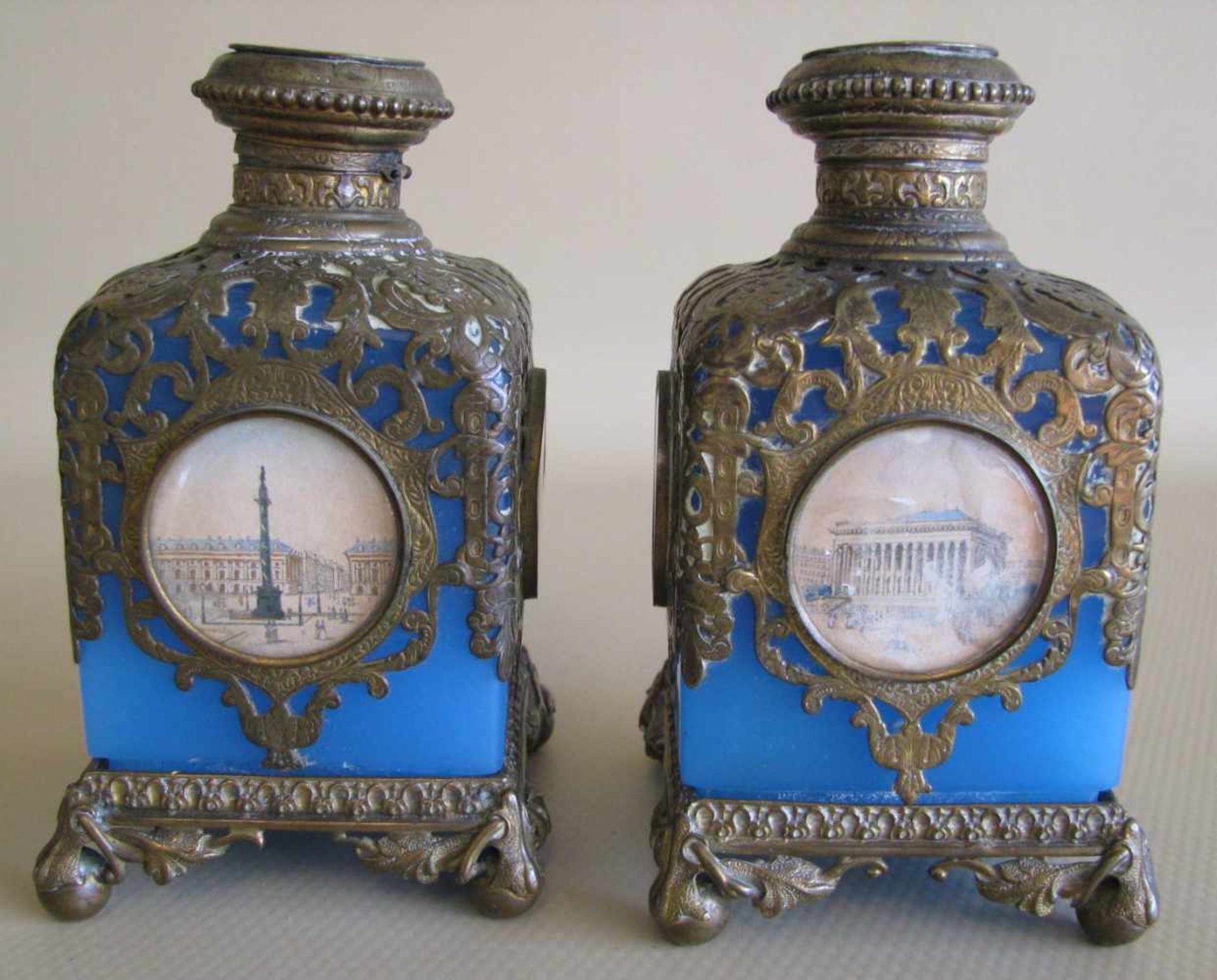 2 Flakons, Frankreich, 19. Jahrhundert, blaues Glas mit feiner Messingmontur, Medaillons mit 8 - Bild 4 aus 5