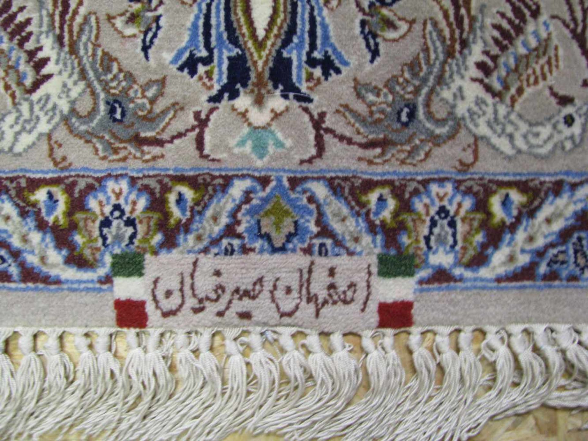 Isfahan, Persien, sehr fein geknüpft, Korkwolle und Seide auf Seide, sign., ca. 170 x 107 cm. - Bild 2 aus 4