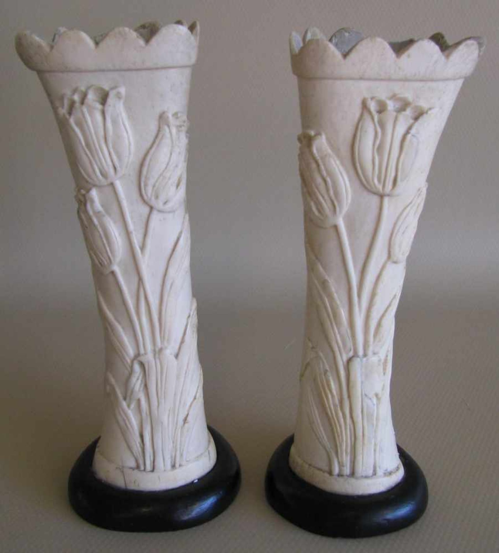 2 Väschen, Jugendstil, um 1900, Bein beschnitzt mit Tulpen, 2 Chips, Holzfuß, h 18 cm, 7 cm.