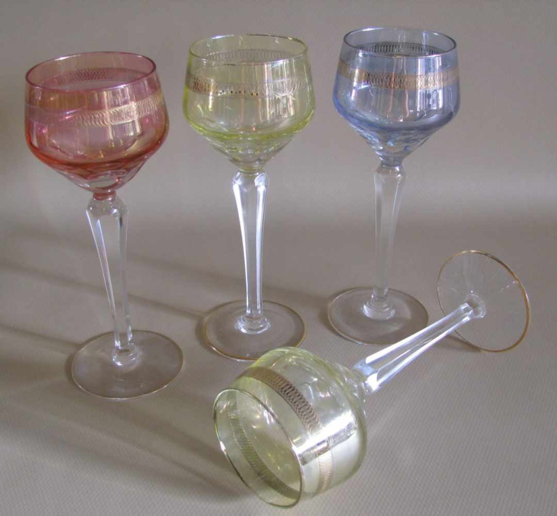 4 Weinrömer, Bleikristall beschliffen, verschieden farbige Kuppas, Goldrand berieben, h 20 cm, d 7,2