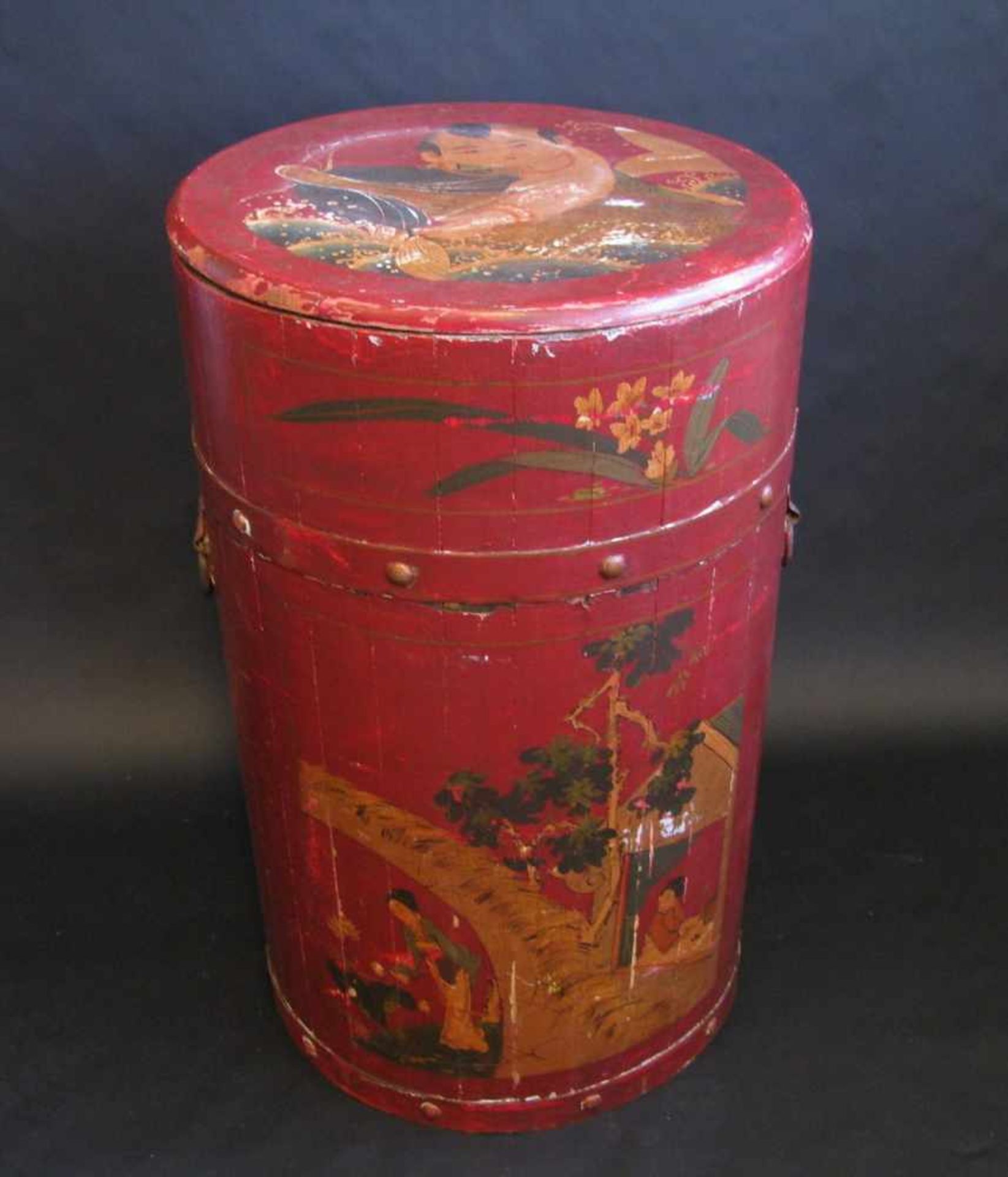 Fasstruhe, China, Holz farbig bemalt, 73 x 46 cm.