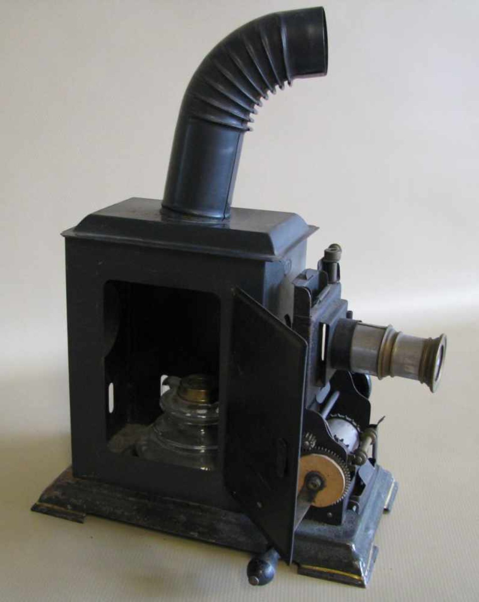 Laterna Magica und Kinematograph mit vielen Glasbildern und Filmen, um 1900, 33 x 22 x 12,5 cm. - Bild 3 aus 3