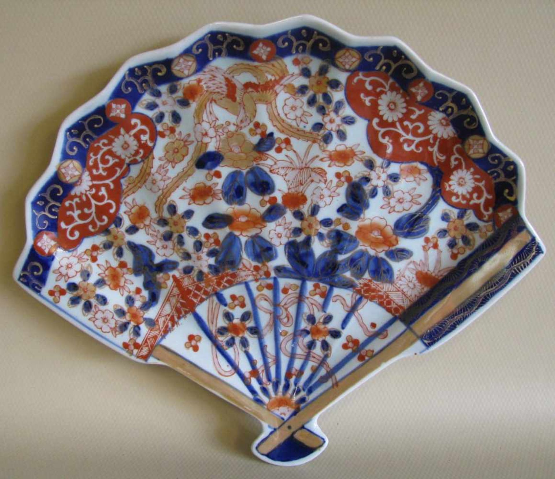 Schale in Form eines Fächers, England, Imari-Dekor, Steinzeug mit polychromer Bemalung, 2,3 x 29 x