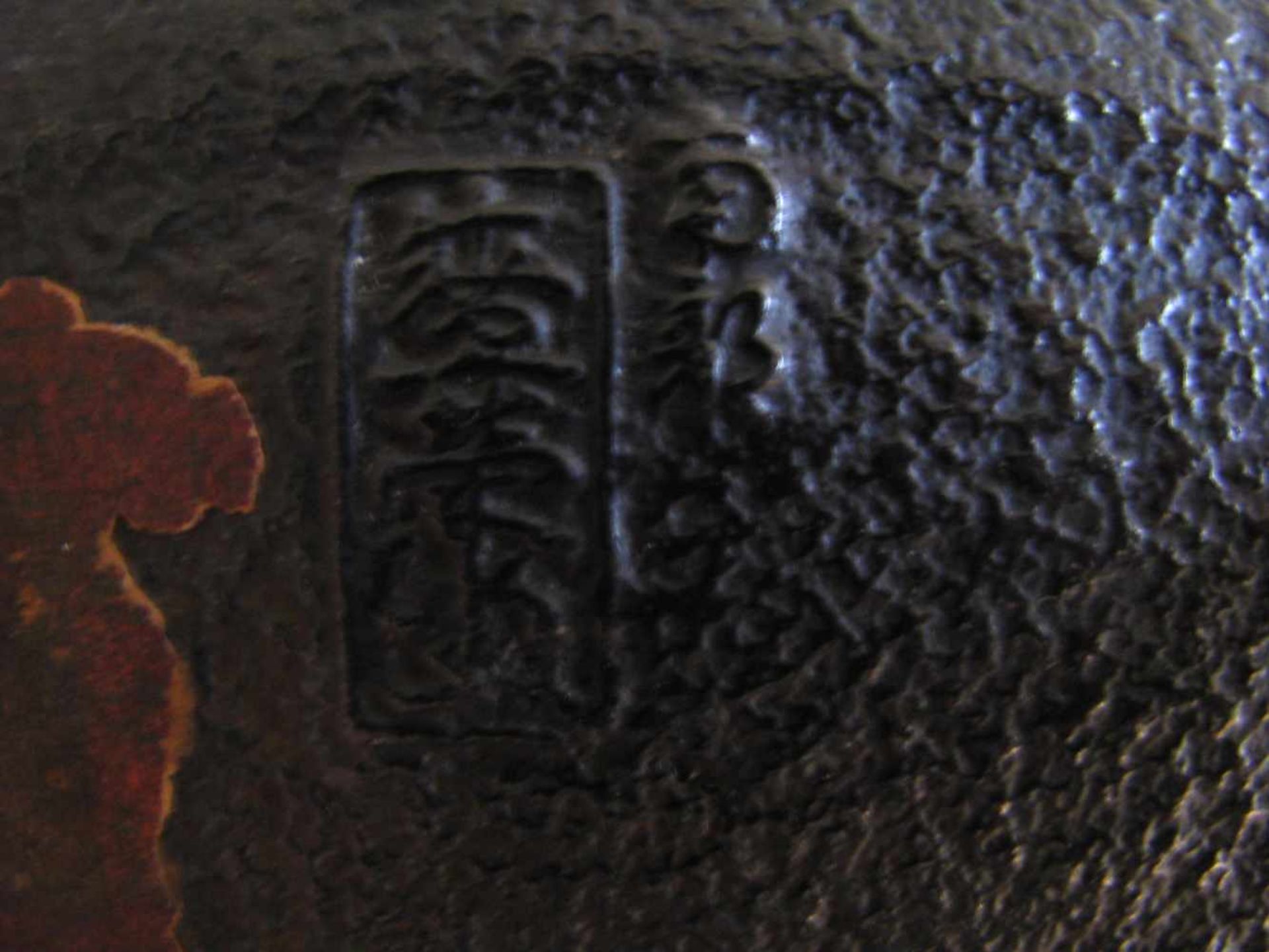 Antike Teekanne, Japan, 17./18. Jahrhundert, Gusseisen mit umlaufenden Reliefdekor von - Bild 2 aus 2