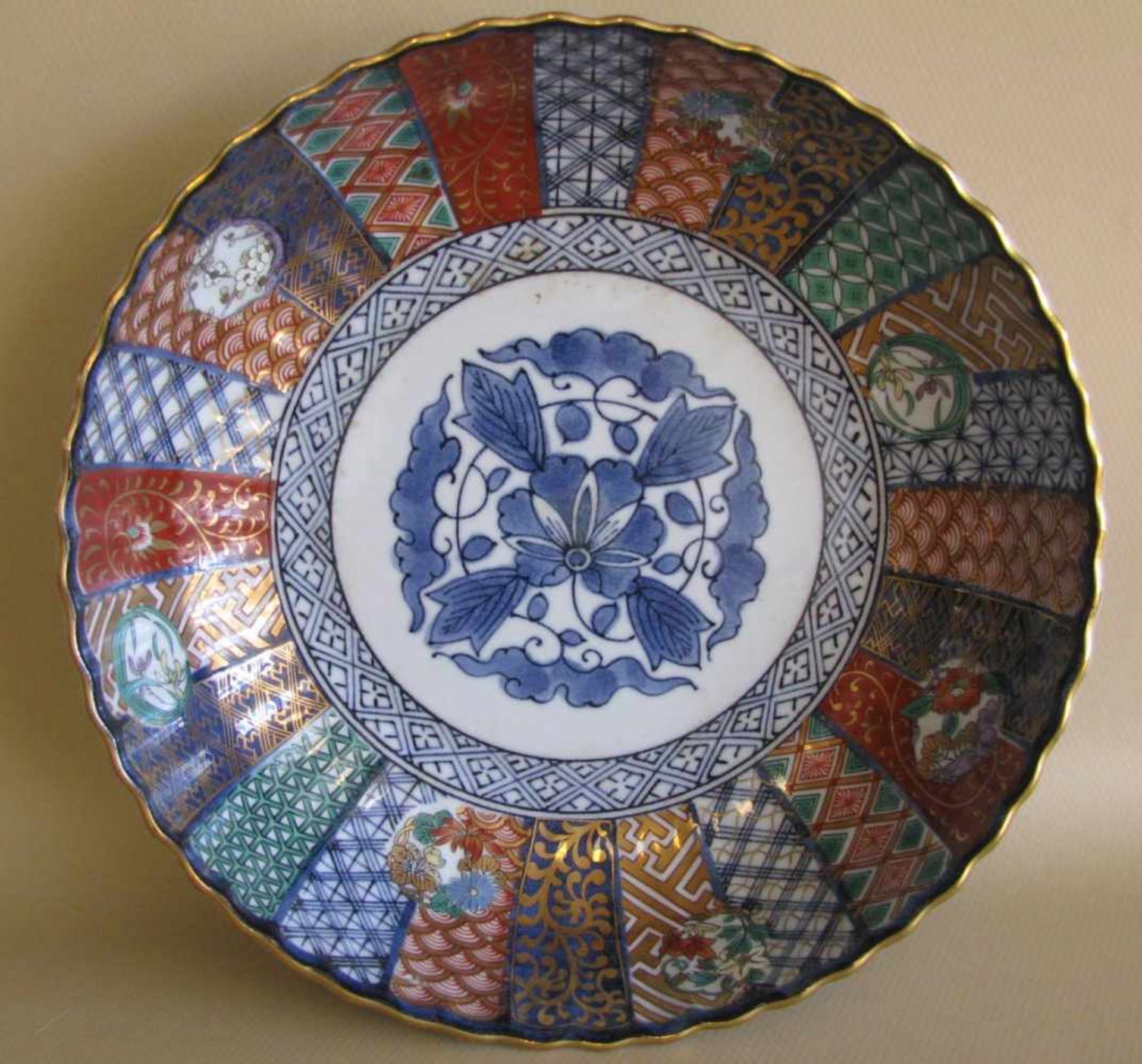 Schale, Japan, Imari, Porzellan mit polychromer Bemalung, gem., h 7 cm, d 26 cm.