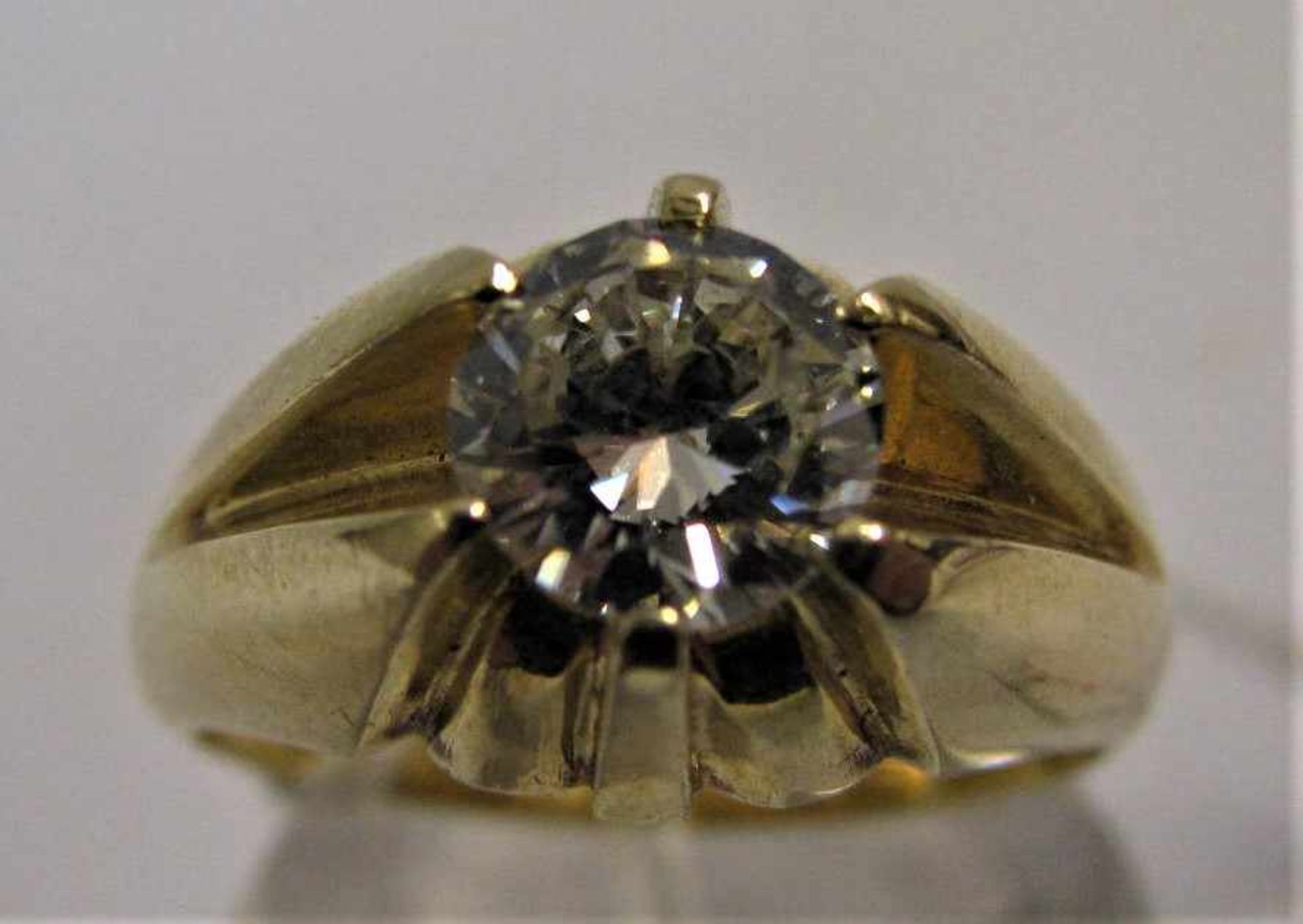 Ring mit Brillantsolitär, ca. 1,4 ct, TW VVSI, 585er Gelbgold, gepunzt, 11,4 g, Ringgr. 62.