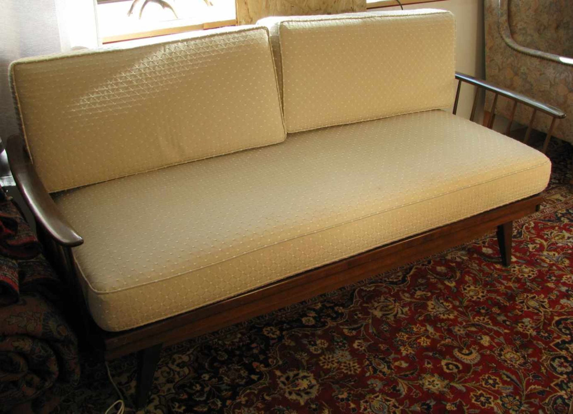 Couch, 1950er Jahre, beigefarbener Stoffbezug, ausziehbar.