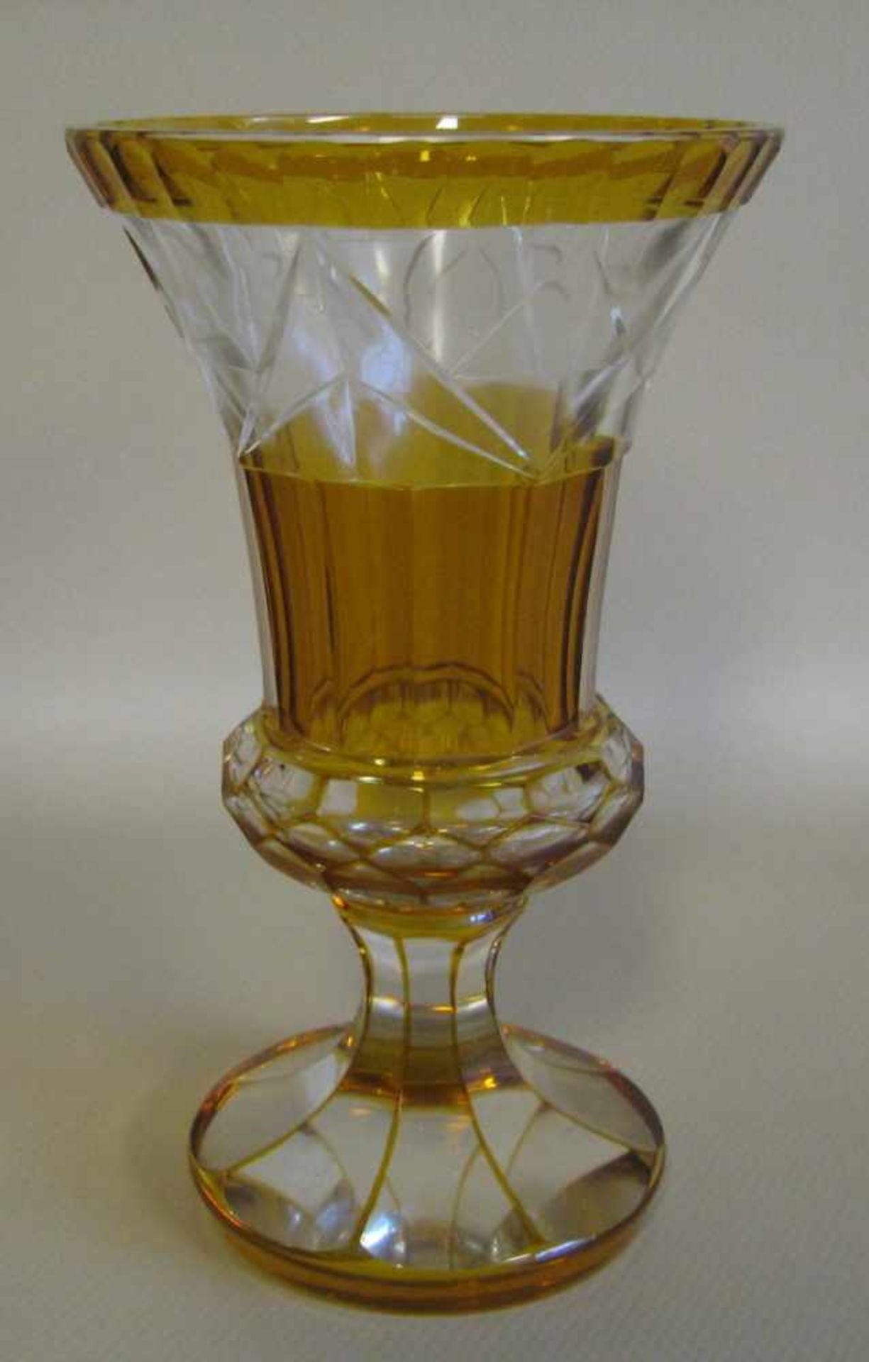 Vase, Böhmen, Bleikristall mit bräunlichem Überfang, h 18 cm, d 10,5 cm.