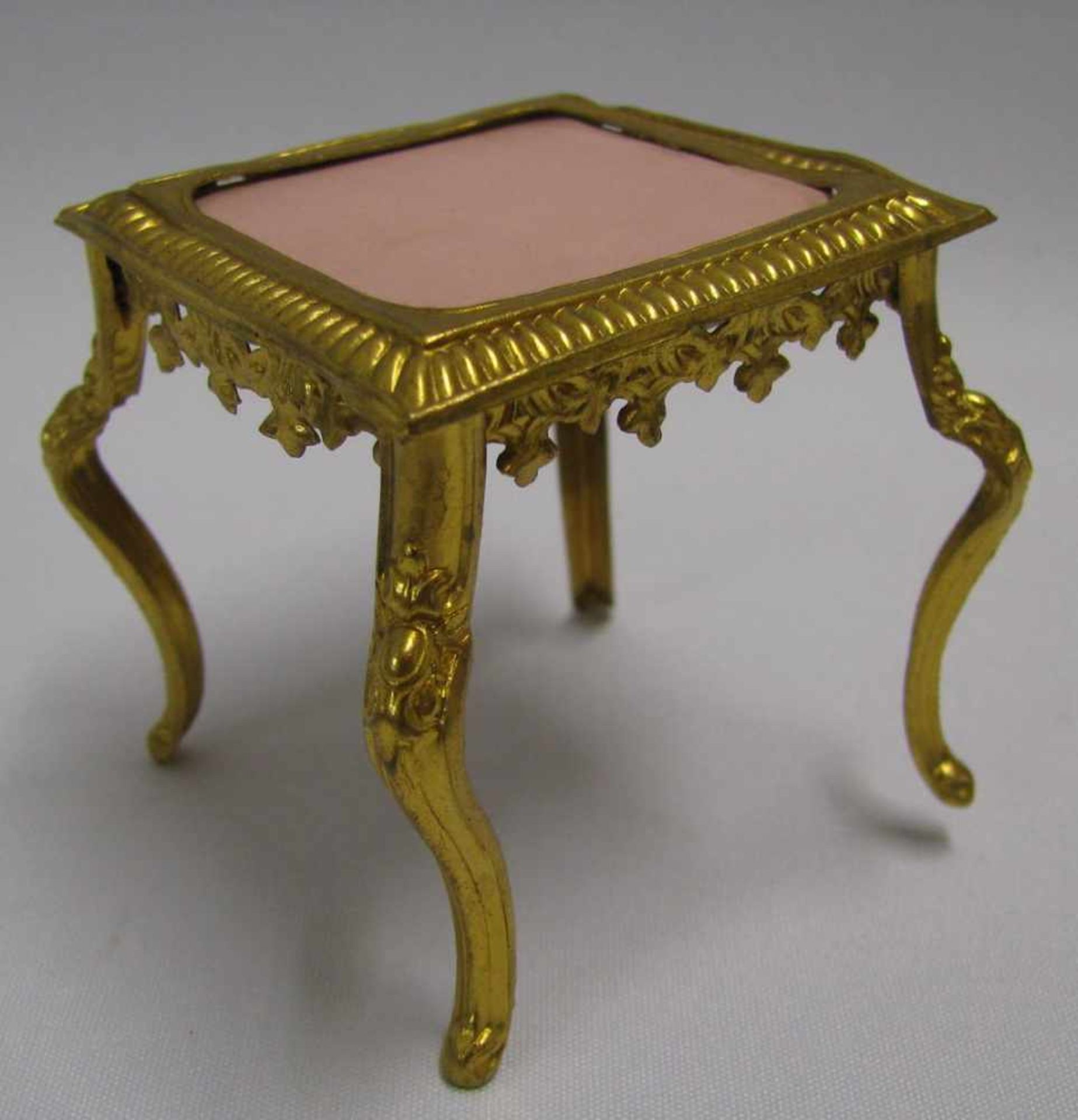 Puppenstubenzubehör, Tisch, um 1900, Blech vergoldet, 6,5 x 5,7 x 5,7 cm.